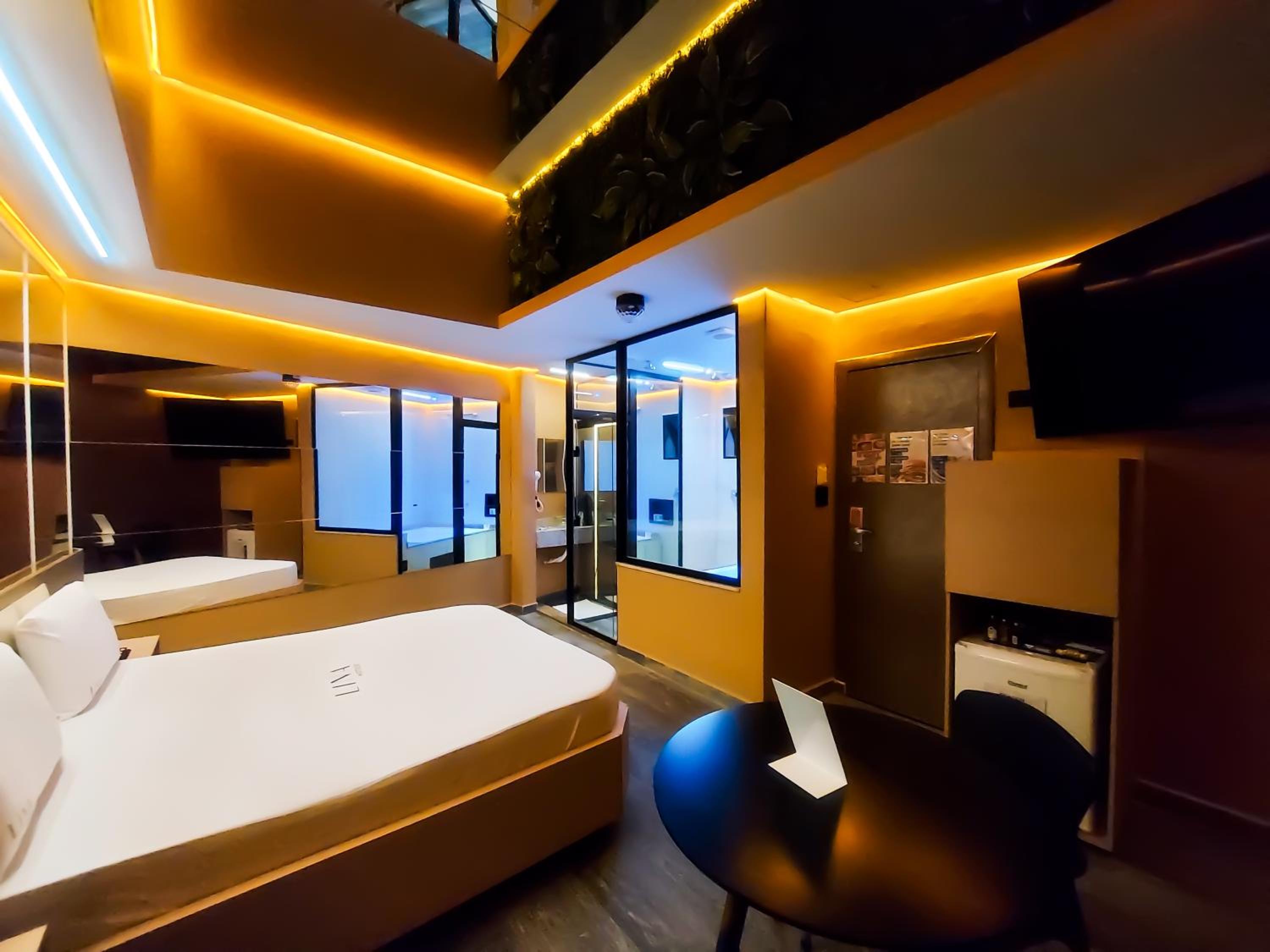Queen Suite with Spa Bath - Photo 8