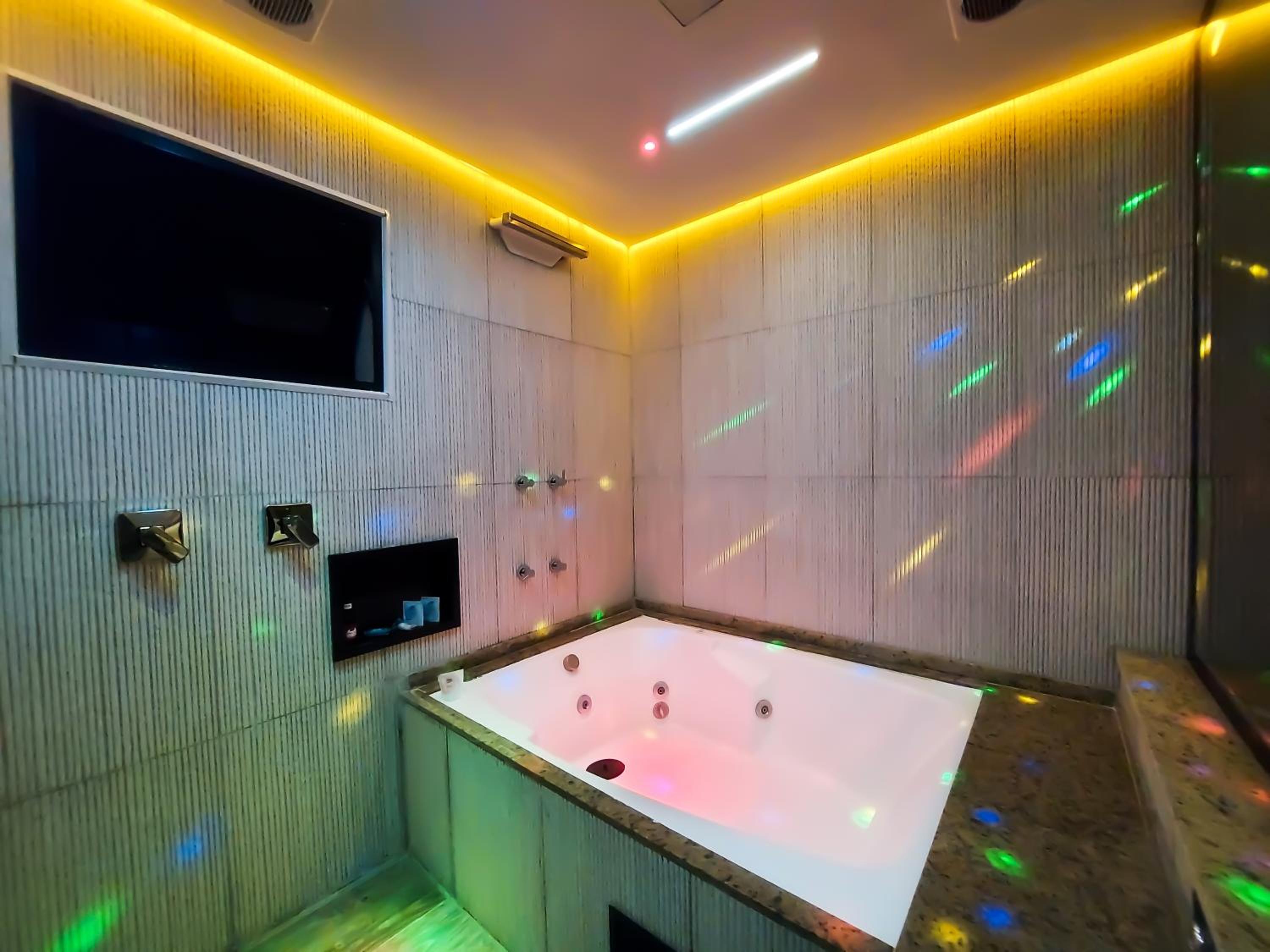 Queen Suite with Spa Bath - Photo 16