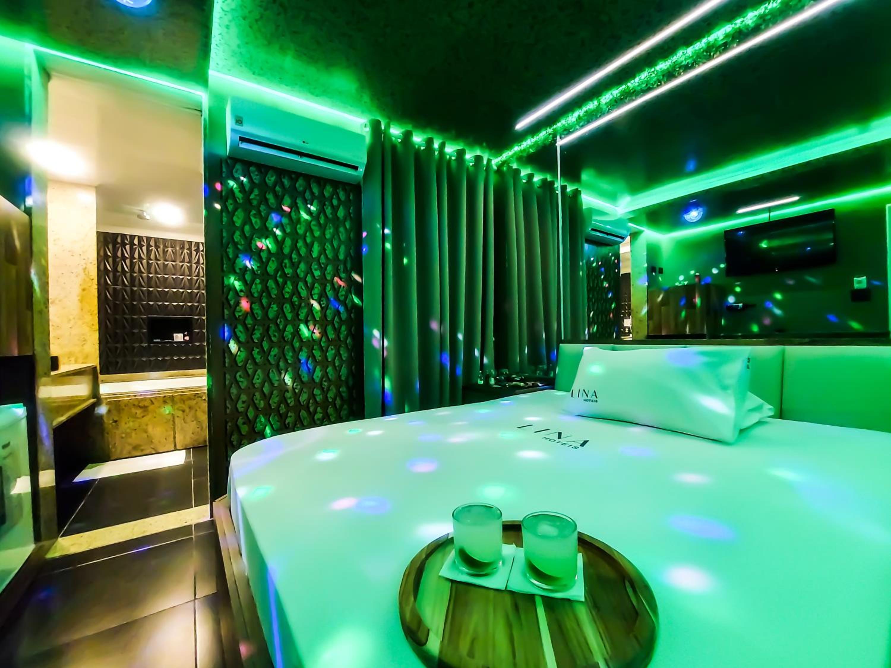 Queen Suite with Spa Bath - Photo 5