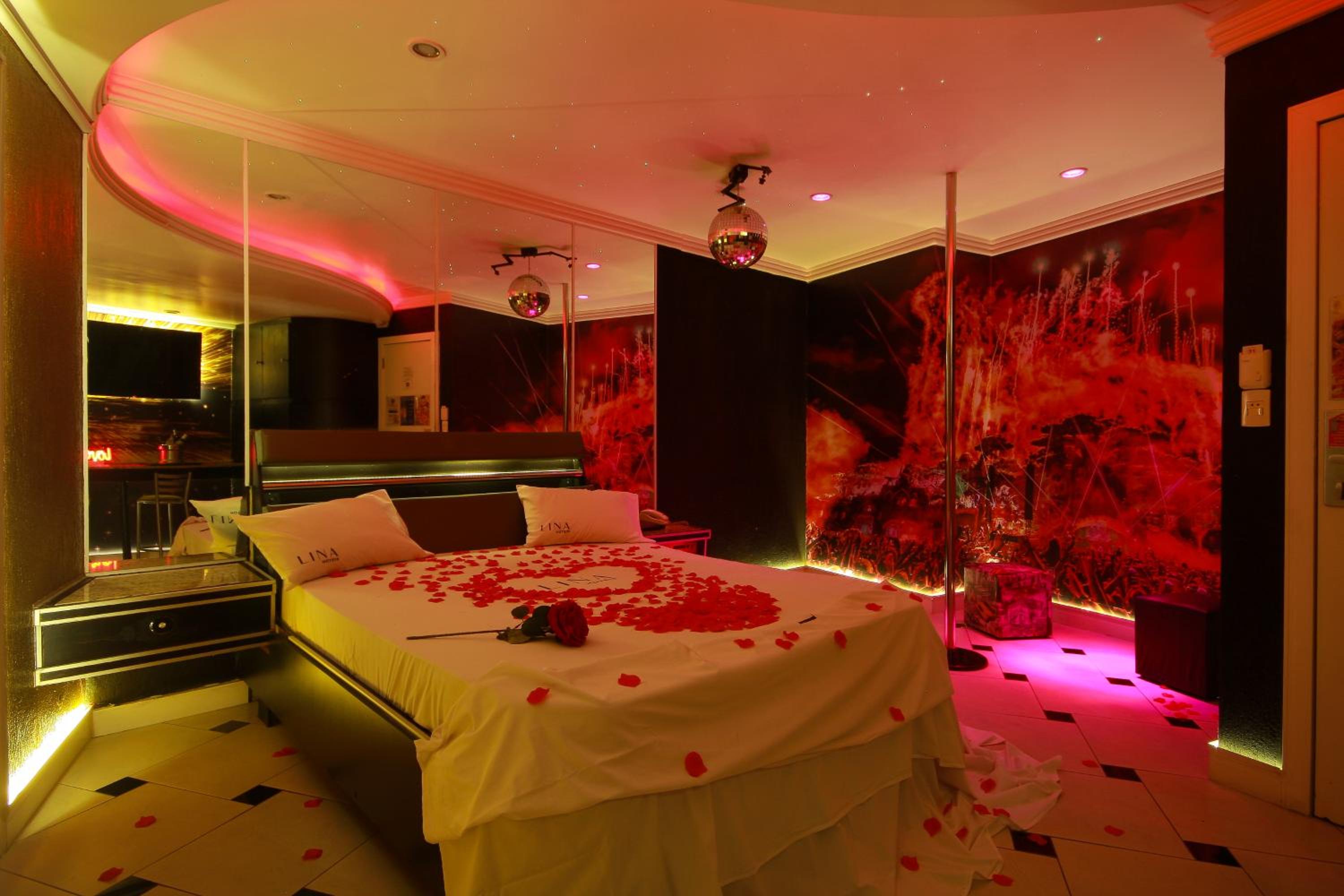 Queen Suite with Spa Bath - Photo 9