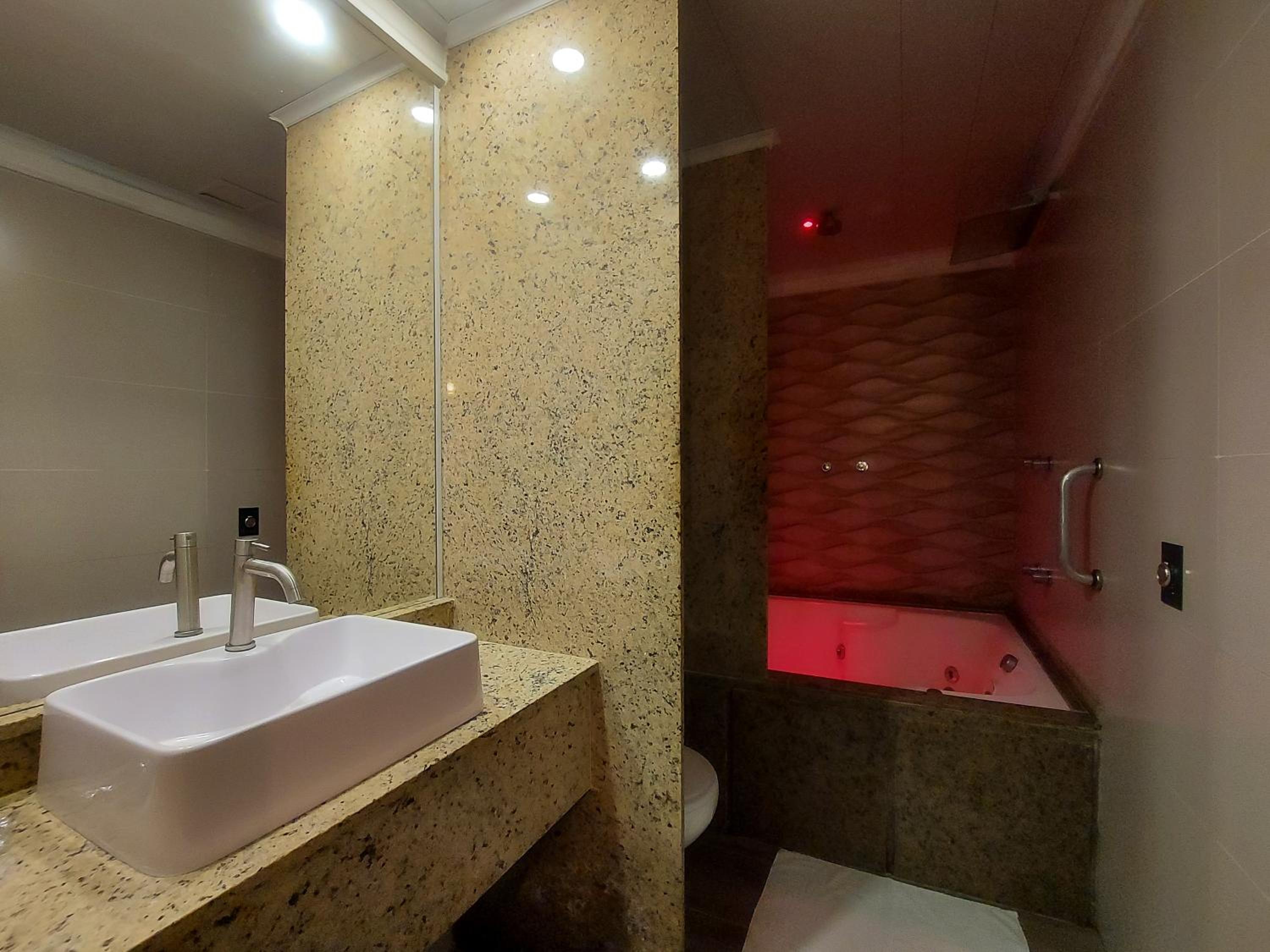 Queen Suite with Spa Bath - Photo 10
