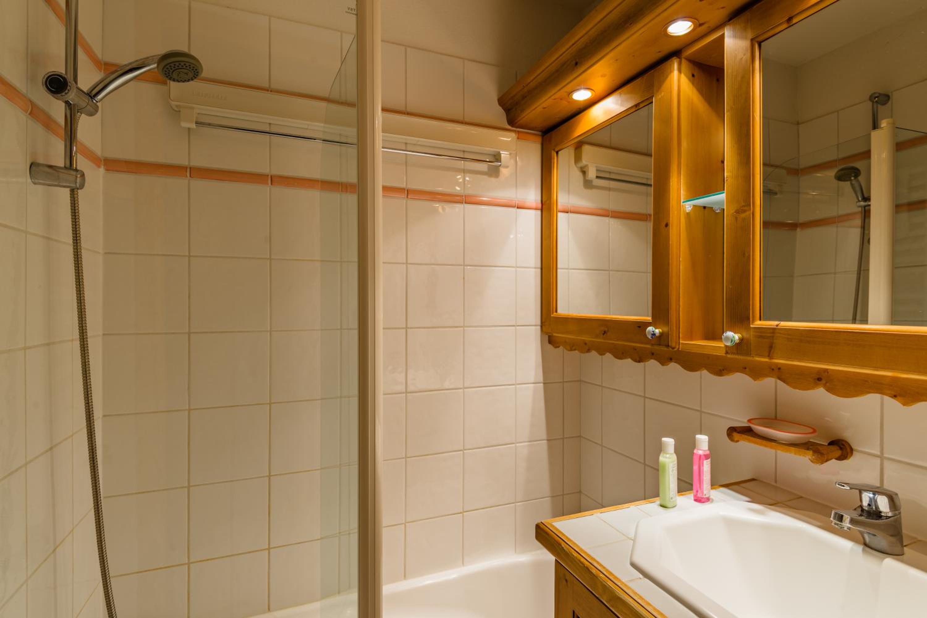 Two-Bedroom Apartment (6 Adults) photo 2