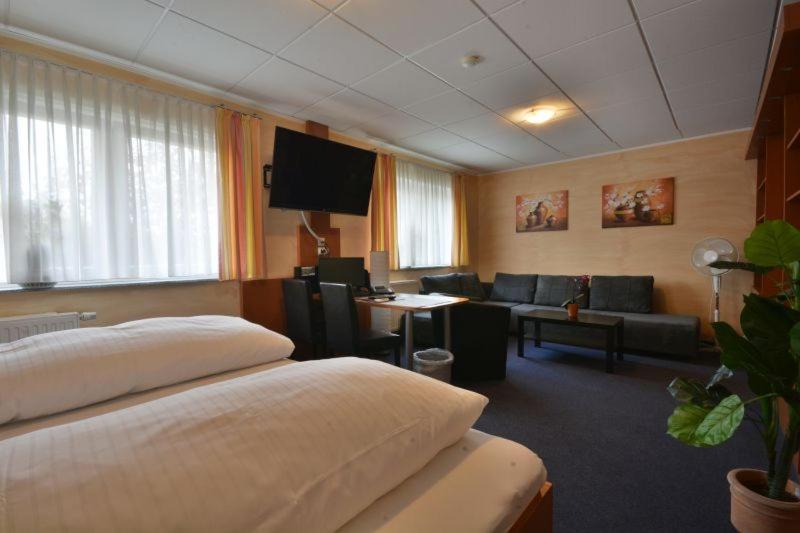 Large Double Room - Photo 1