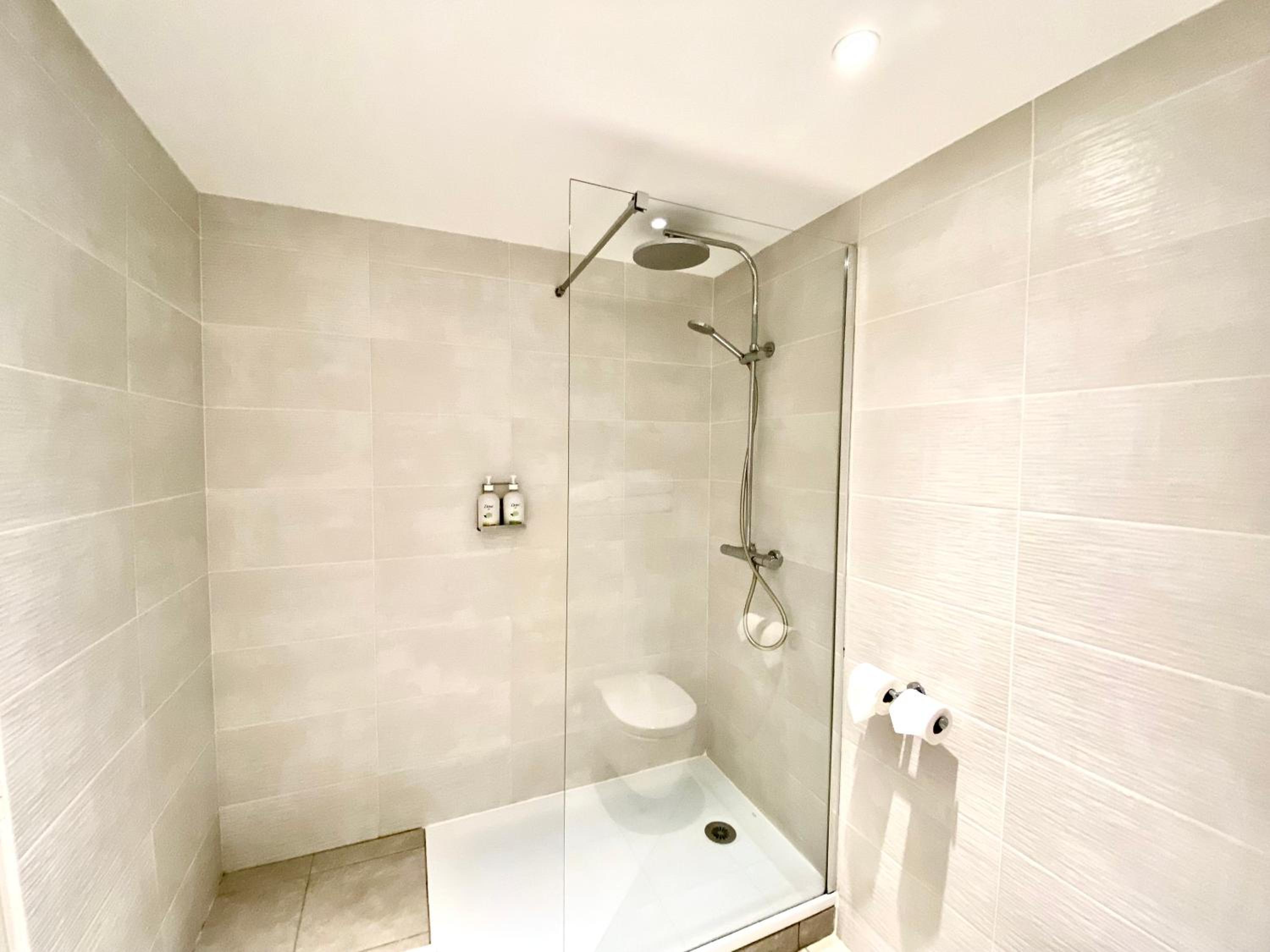 Twin Room with shower - Disability Access photo 3