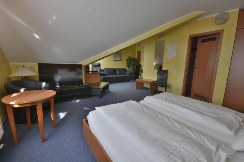 Large Double Room - Photo 2