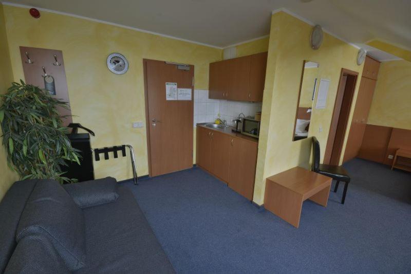 Large Double Room - Photo 5