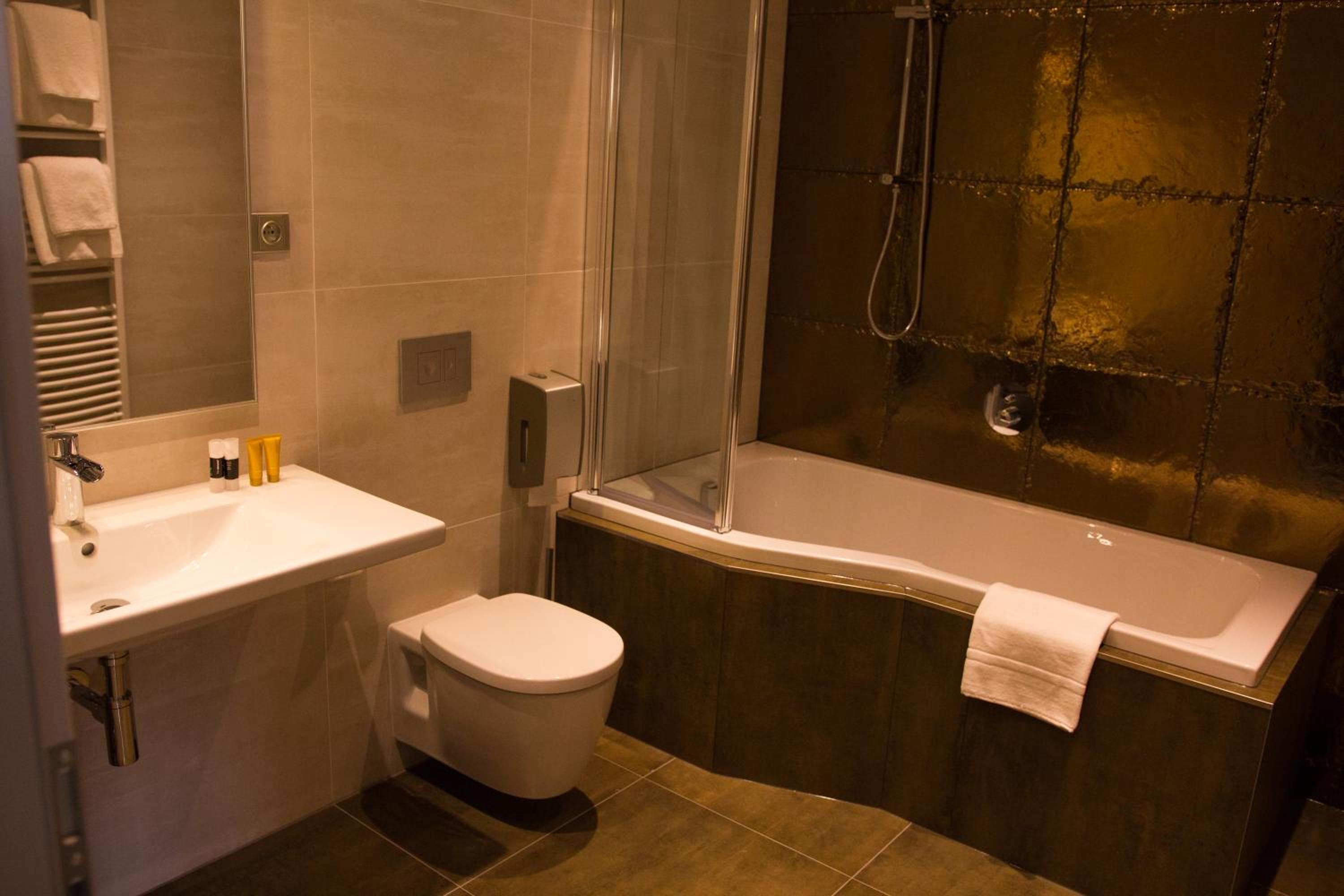 Deluxe Queen Room - Photo 3