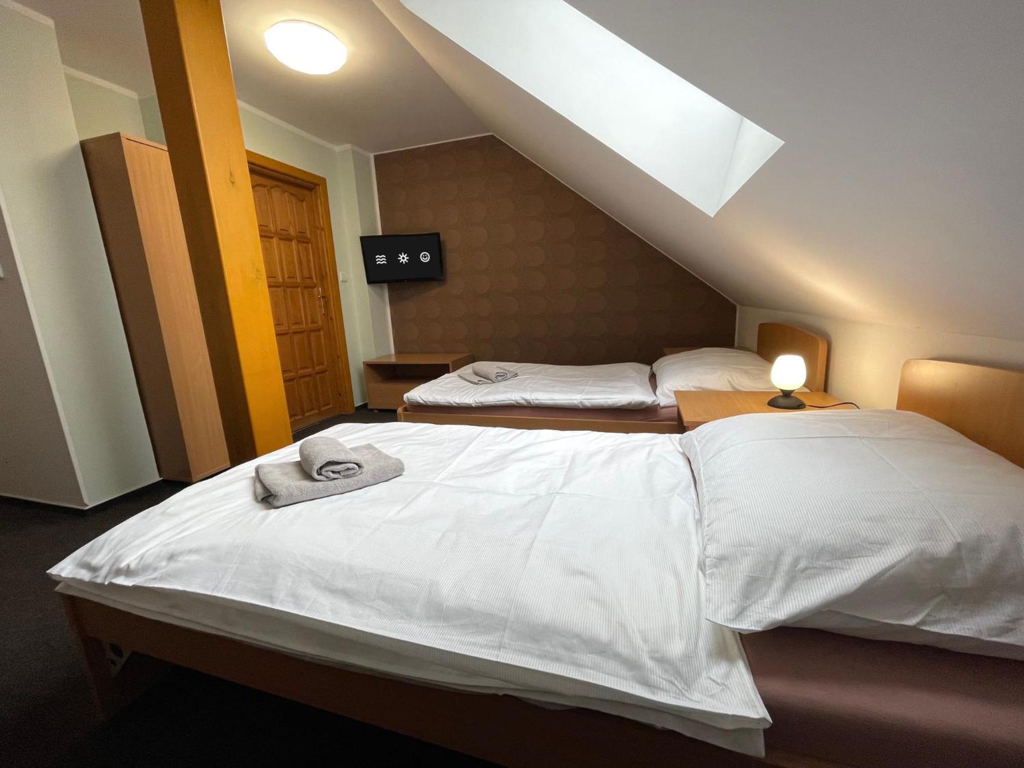 Twin Room - Photo 2