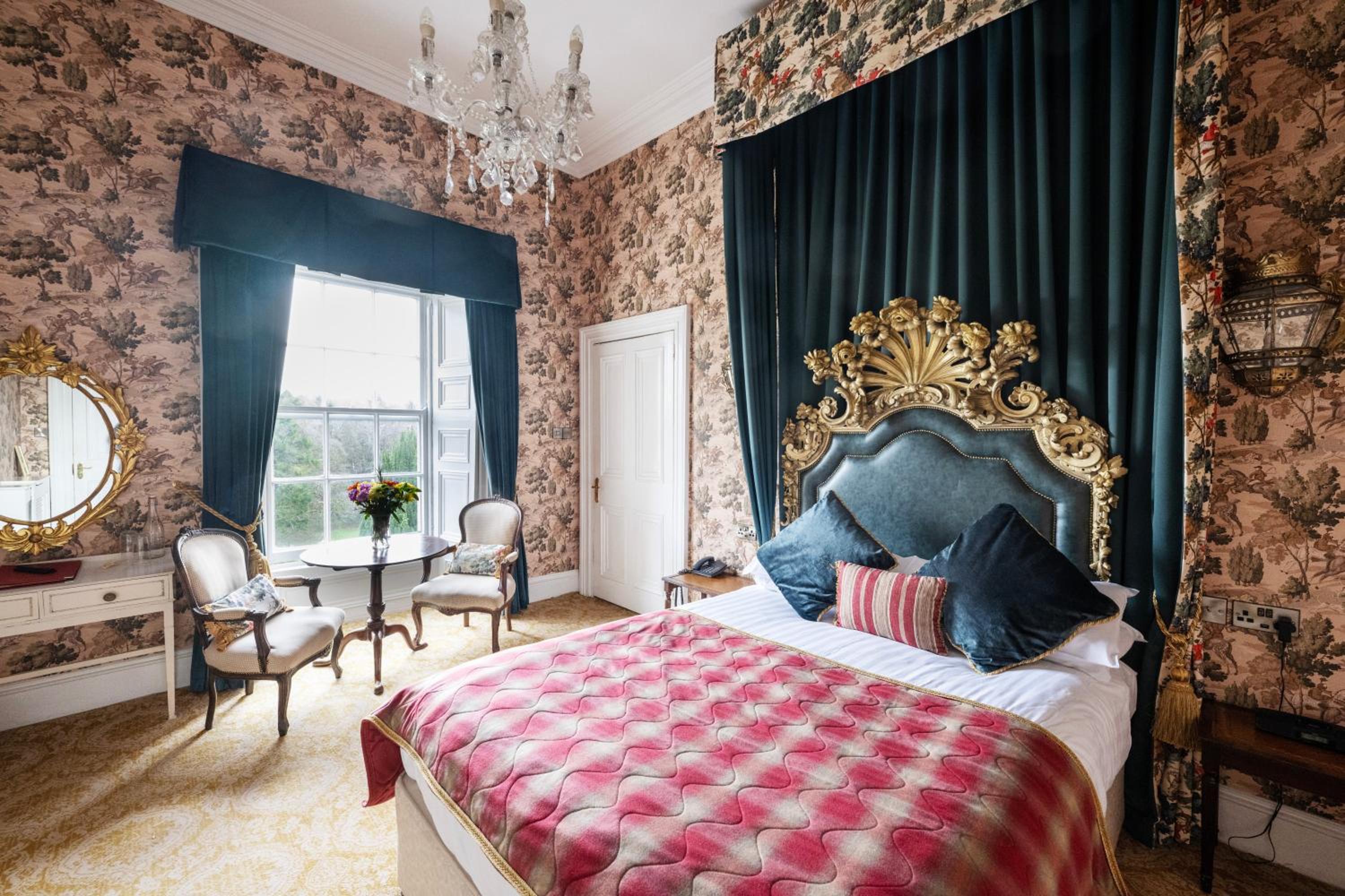Queen Room photo 2