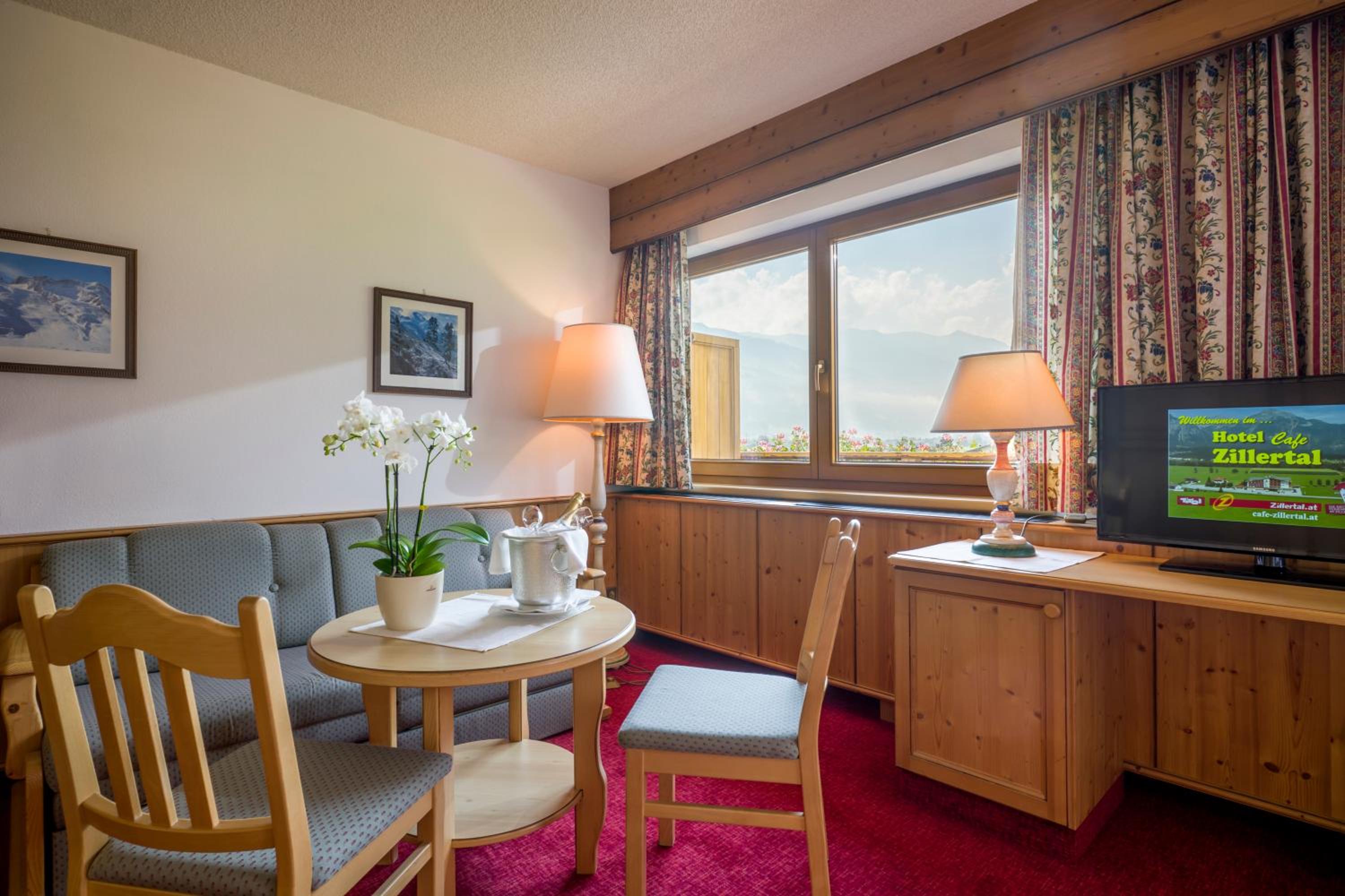 Double Room with Balcony (3 Adults) photo 2