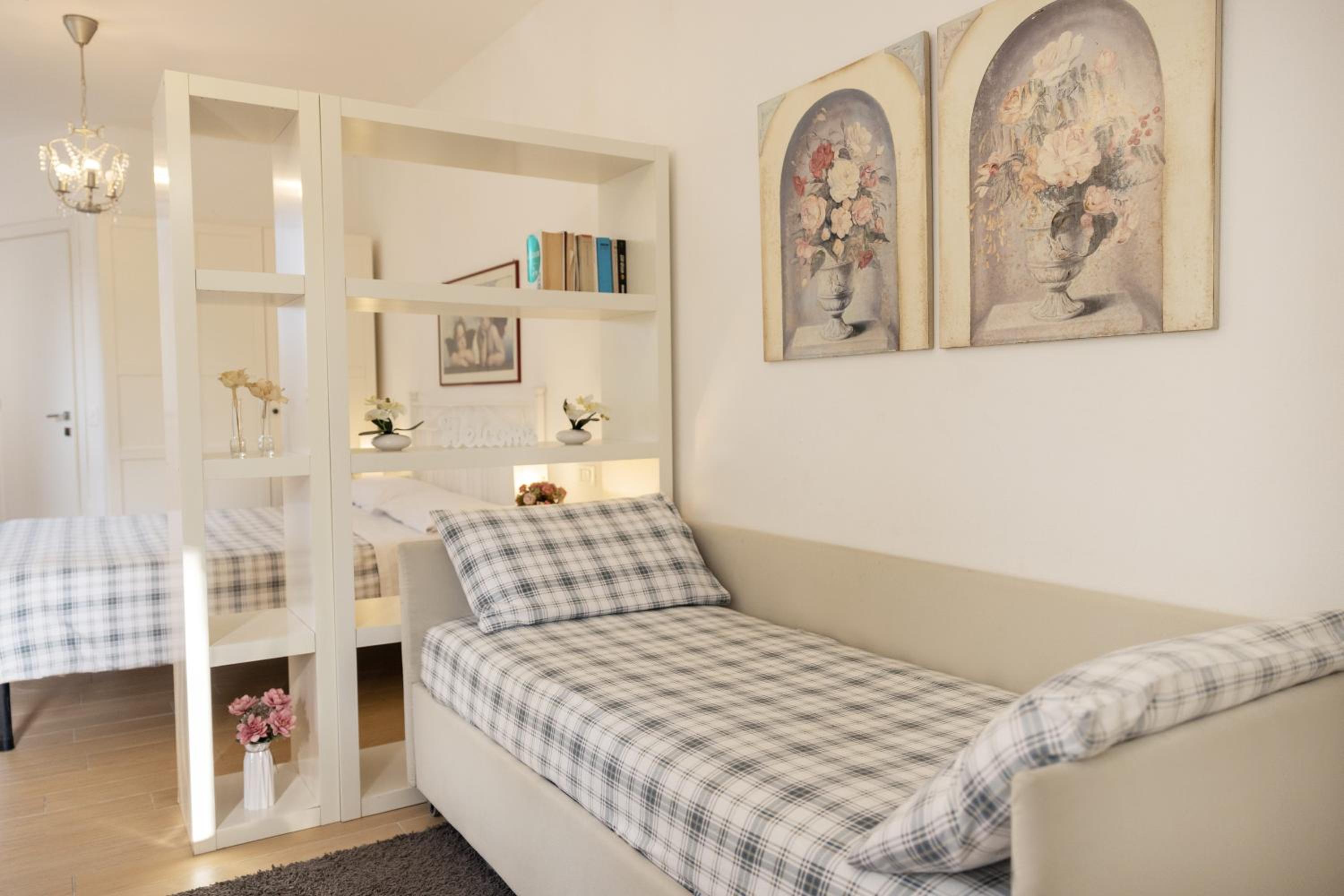 Apartment with Mountain View - Photo 3