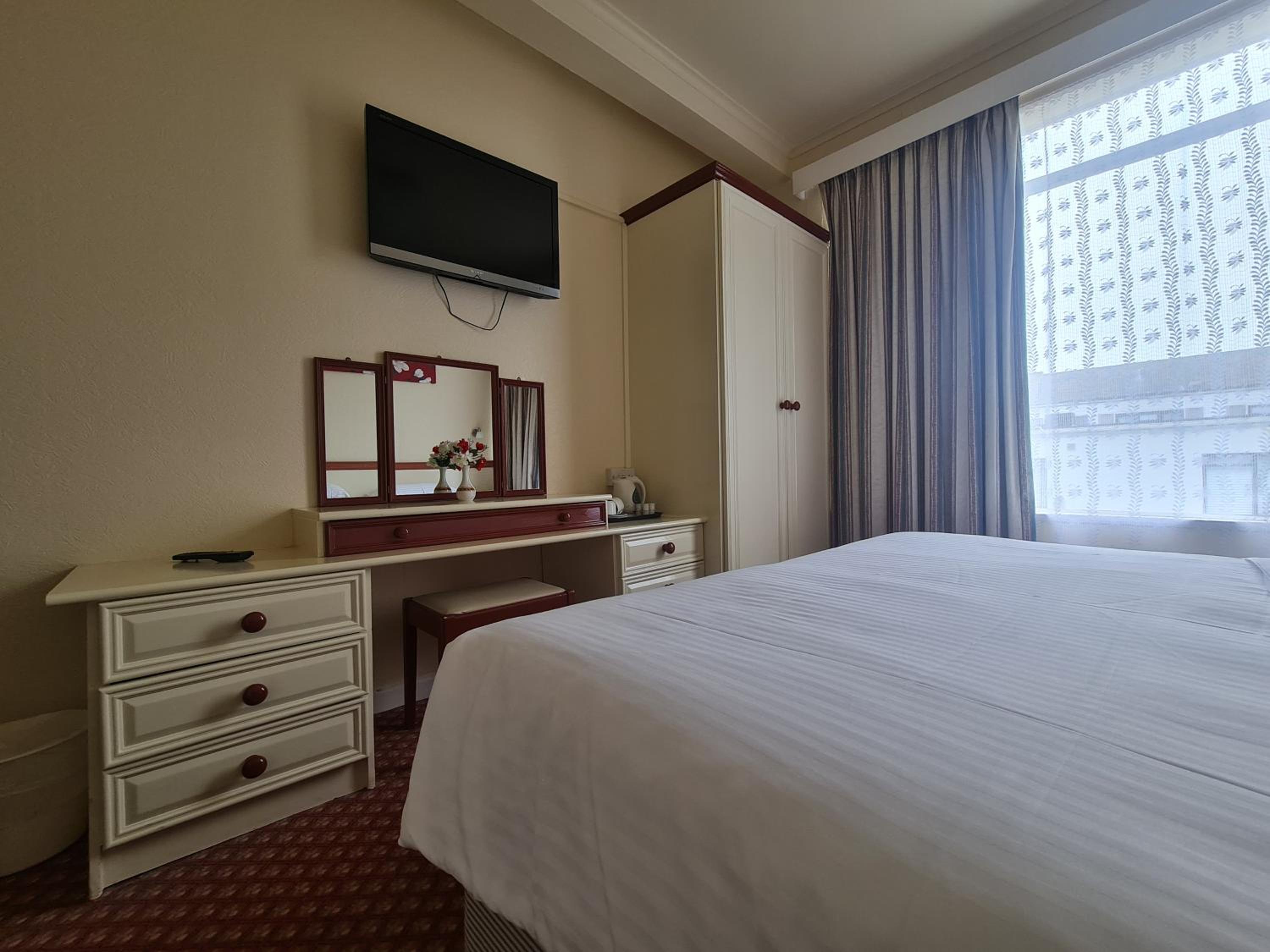 Double or Twin Room with Courtyard View - Photo 2