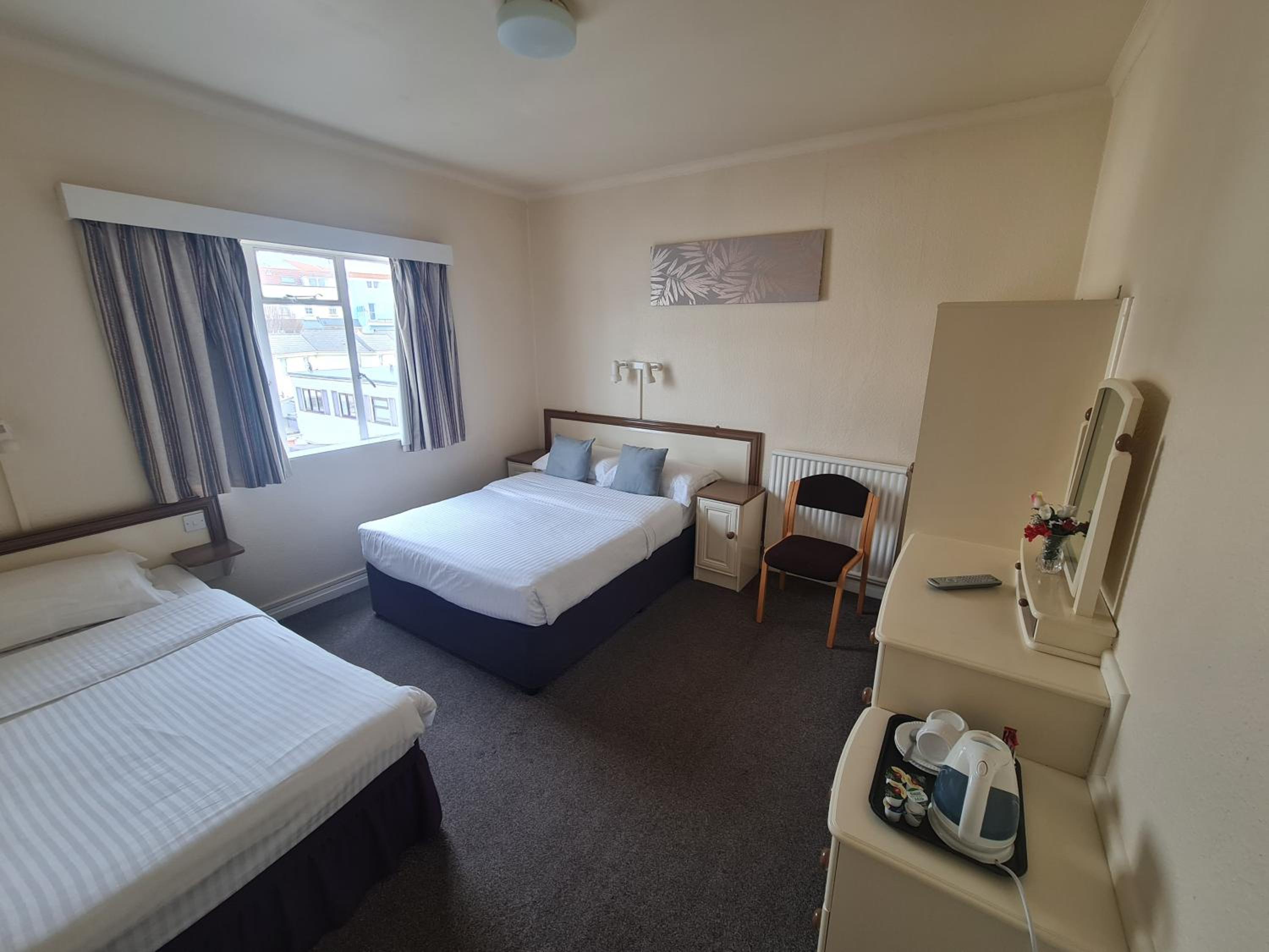 Double or Twin Room with Shower - Photo 4
