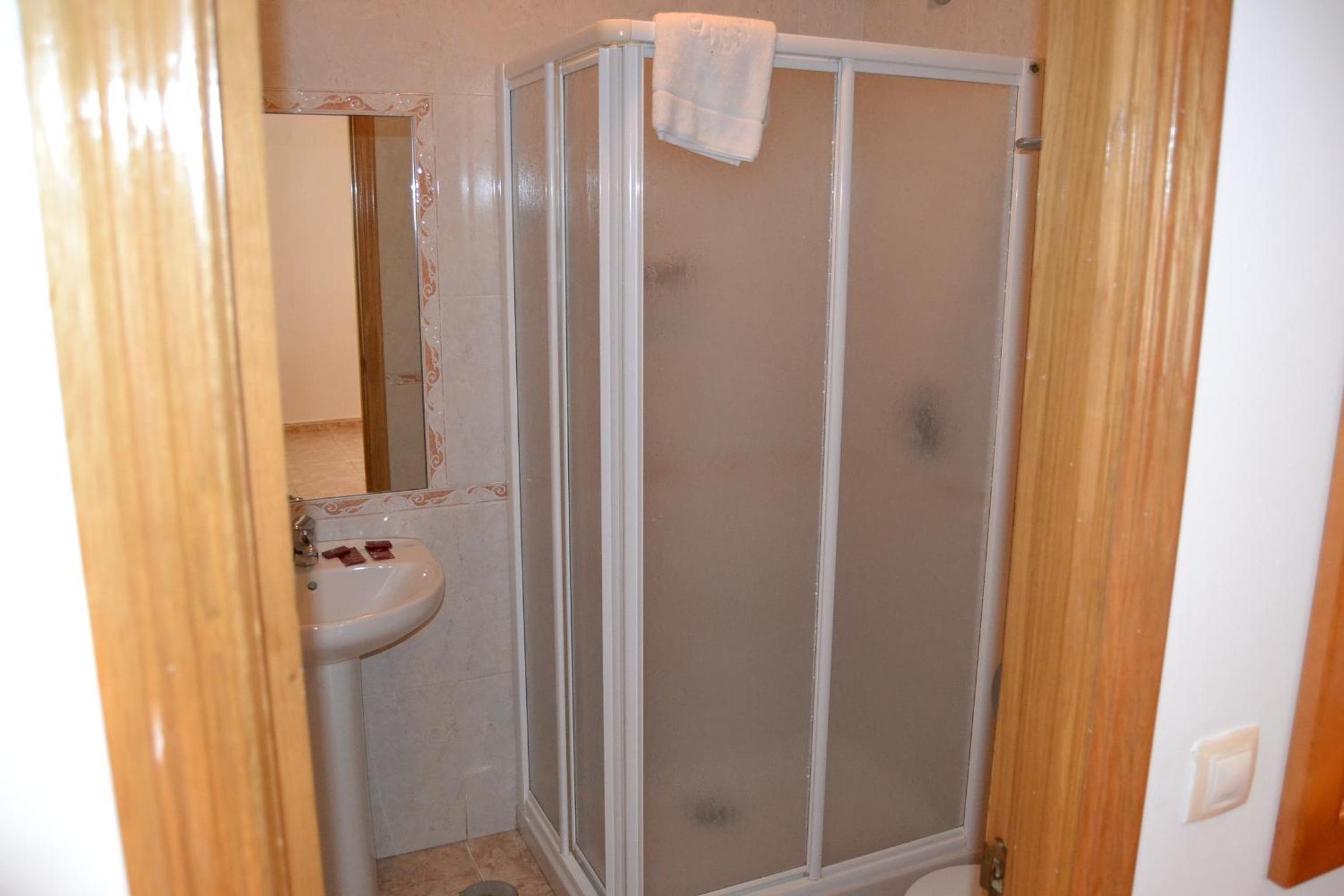 Twin Room with Private Bathroom - Photo 4