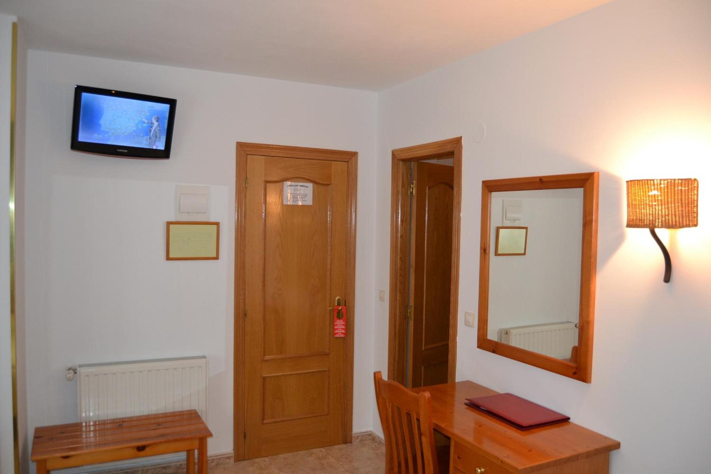 Twin Room with Private Bathroom - Photo 3