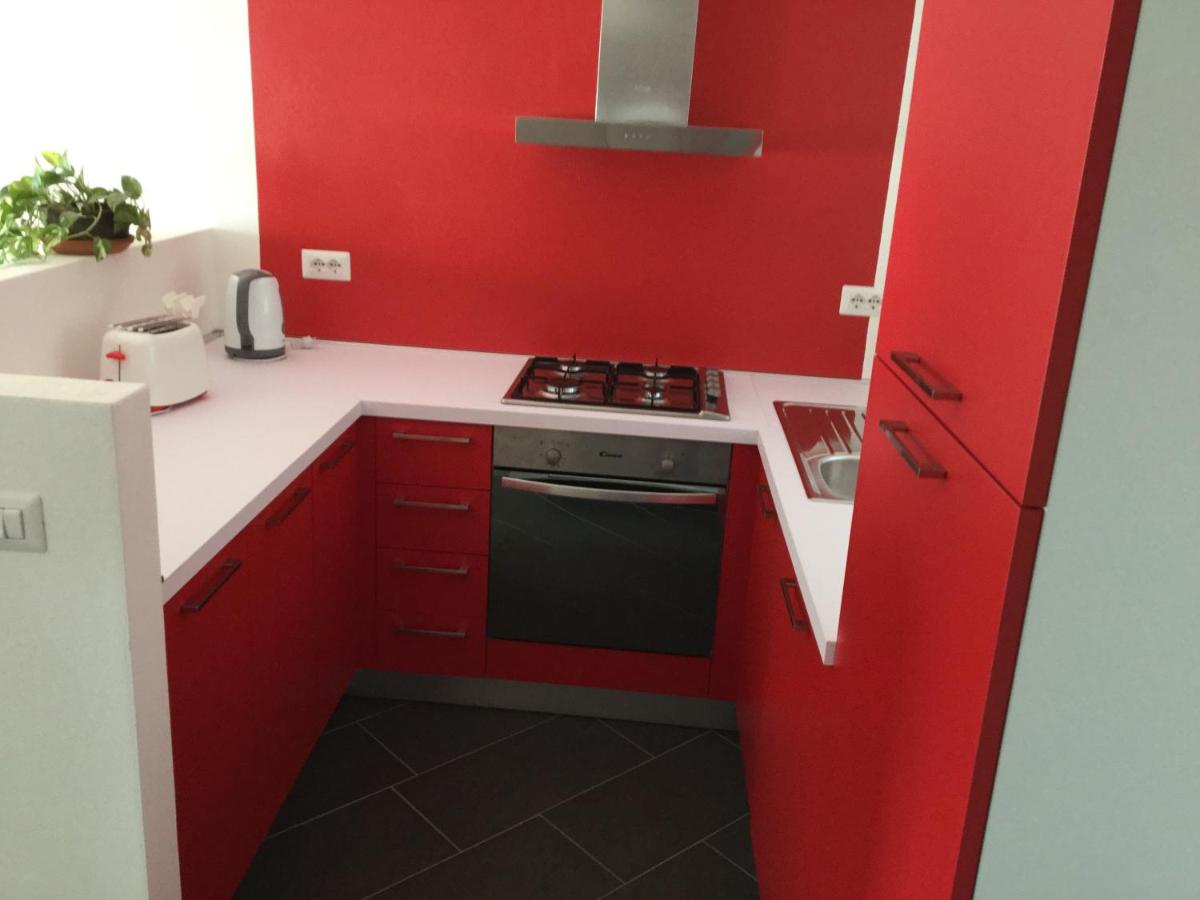 One-Bedroom Apartment with Lake View (Red Apartment) photo 3