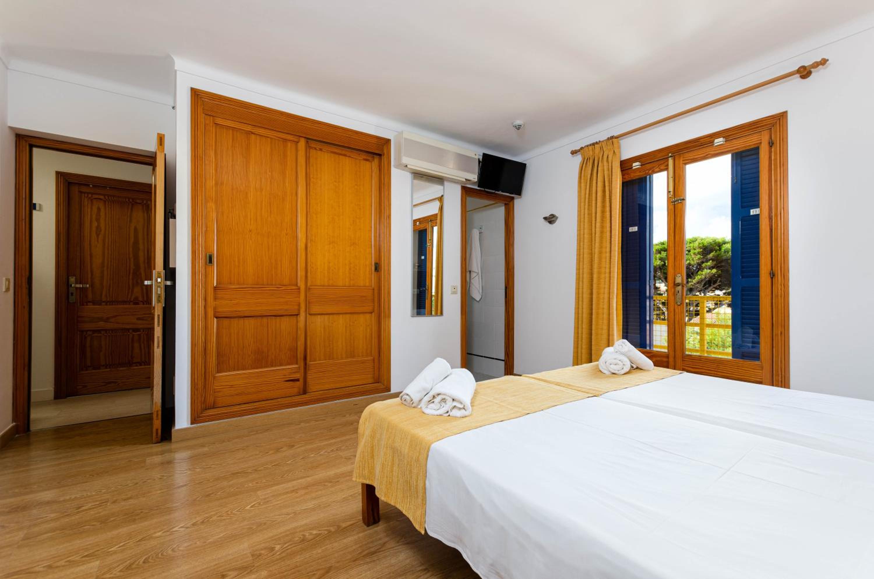 Double Room with Balcony - Photo 1