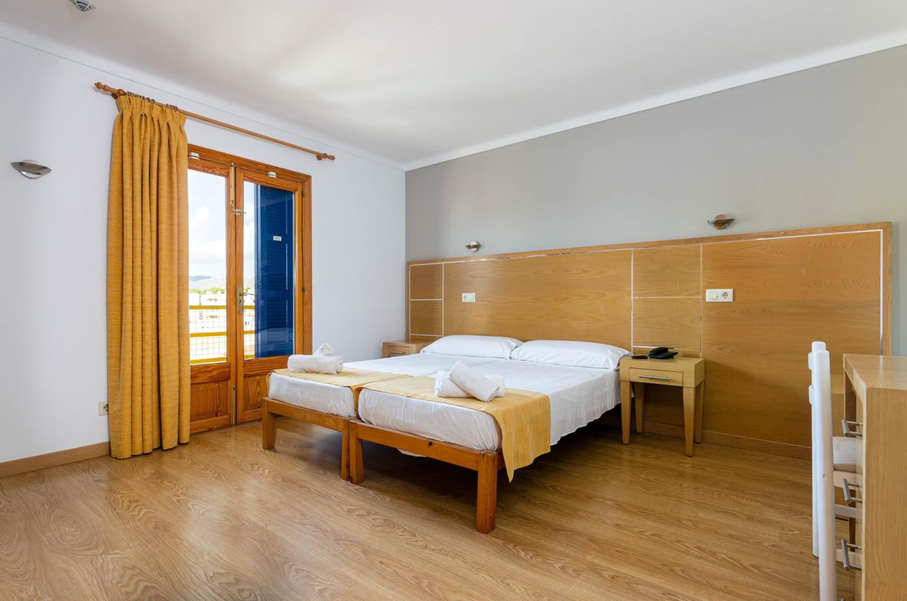Double Room with Balcony - Photo 3