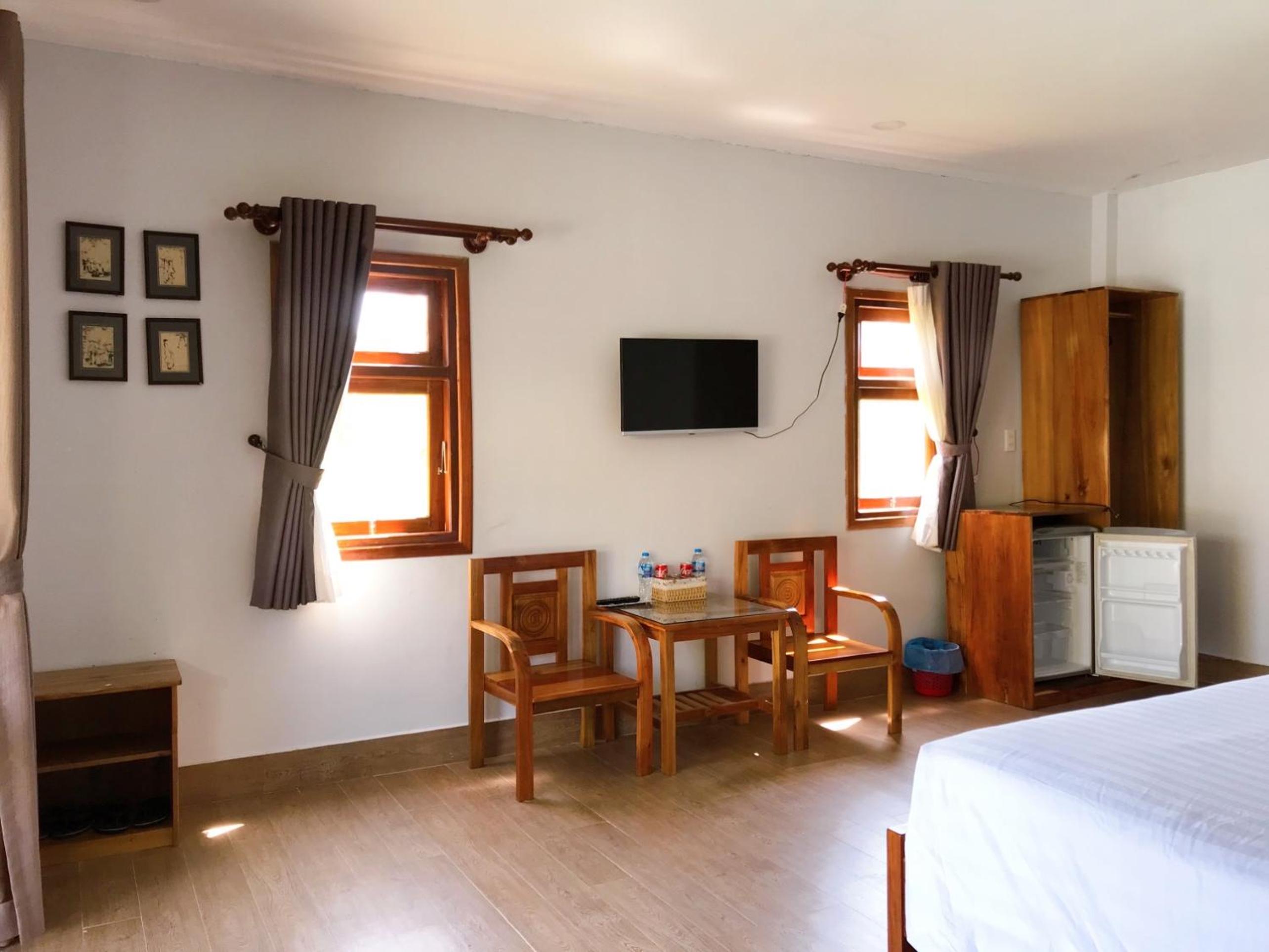 Double Room with Pool View - Photo 2