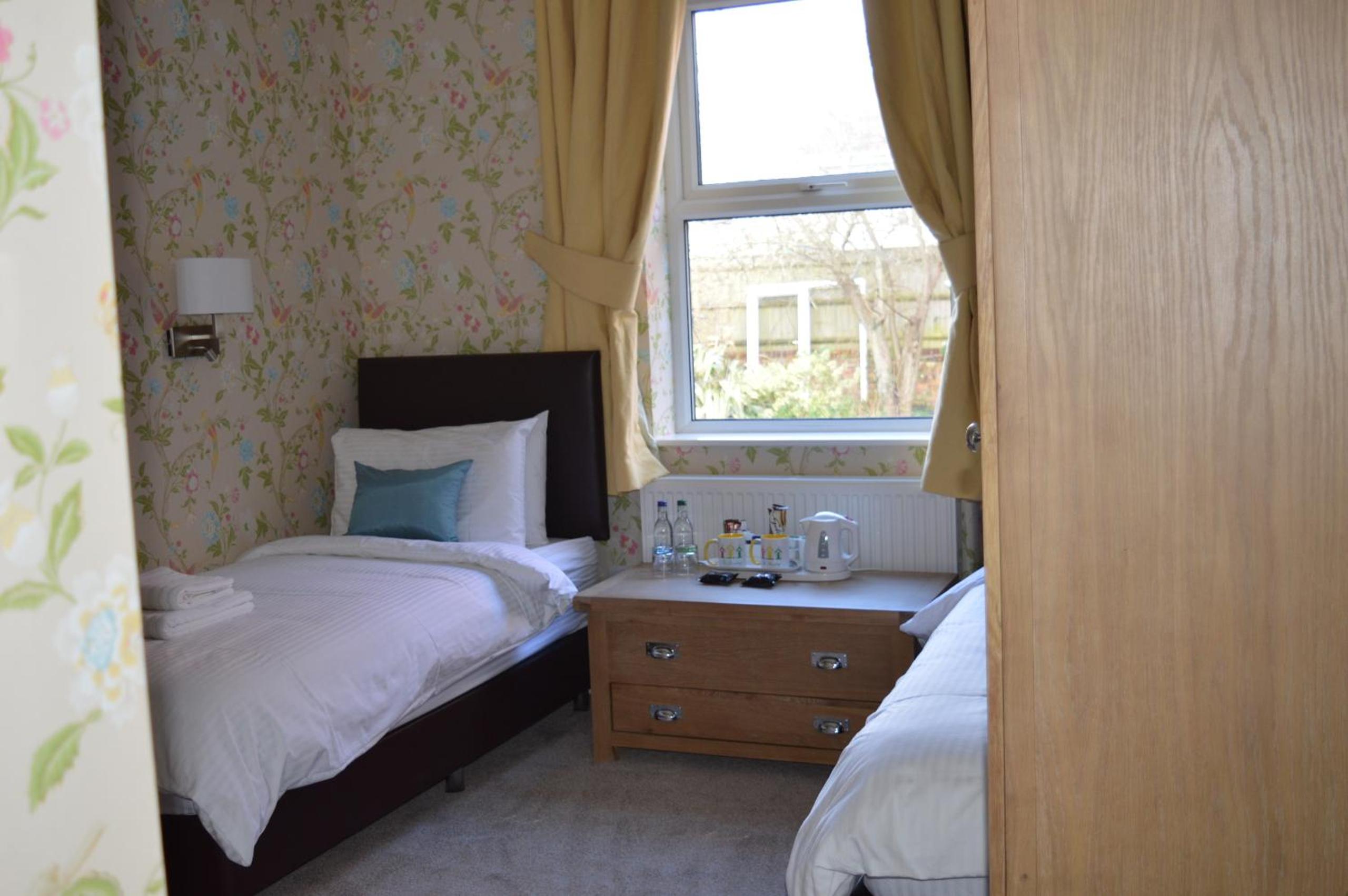 Twin Room with Shower photo 2