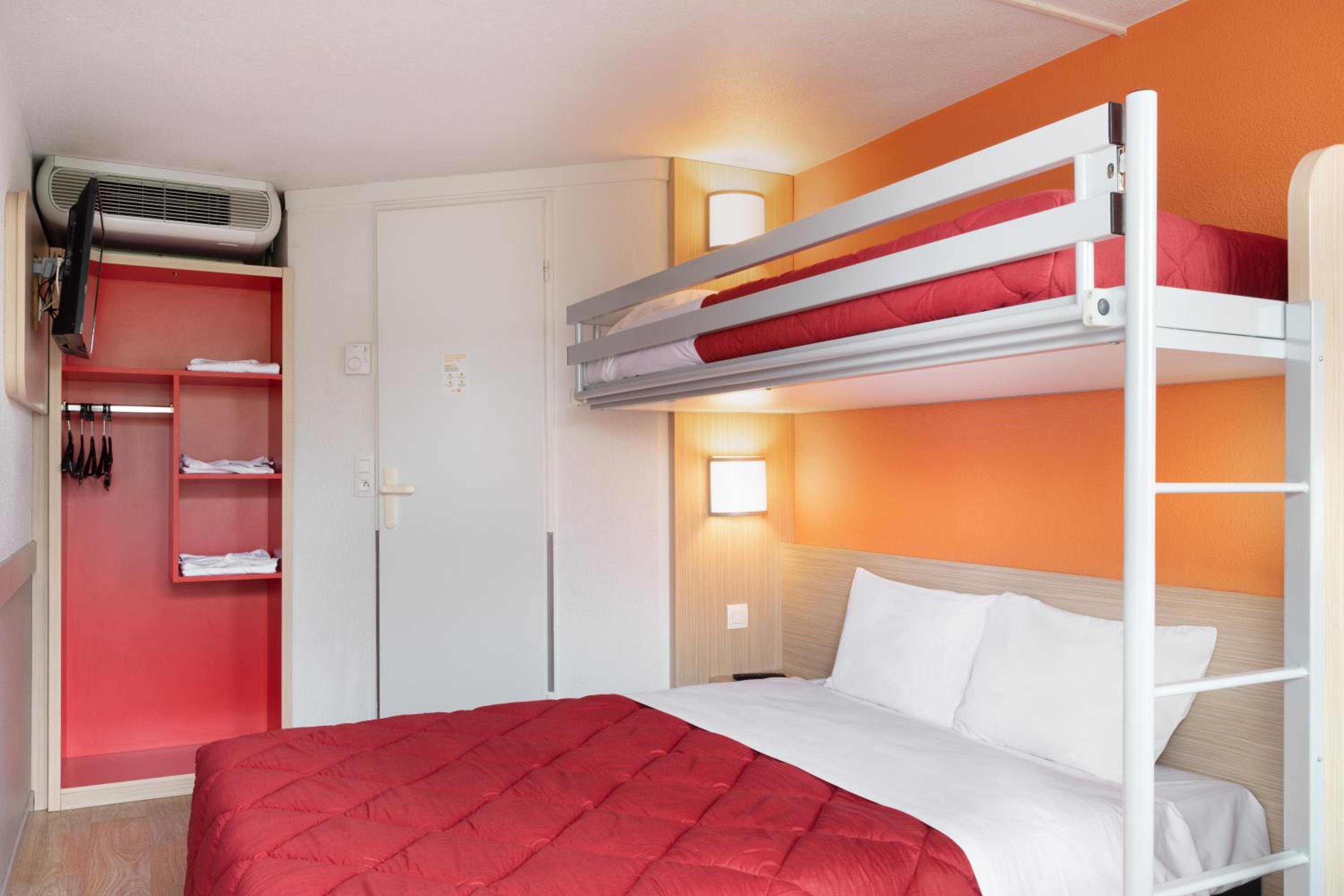 Triple Room (1 Double Bed + 1 Single Bed) - Photo 1