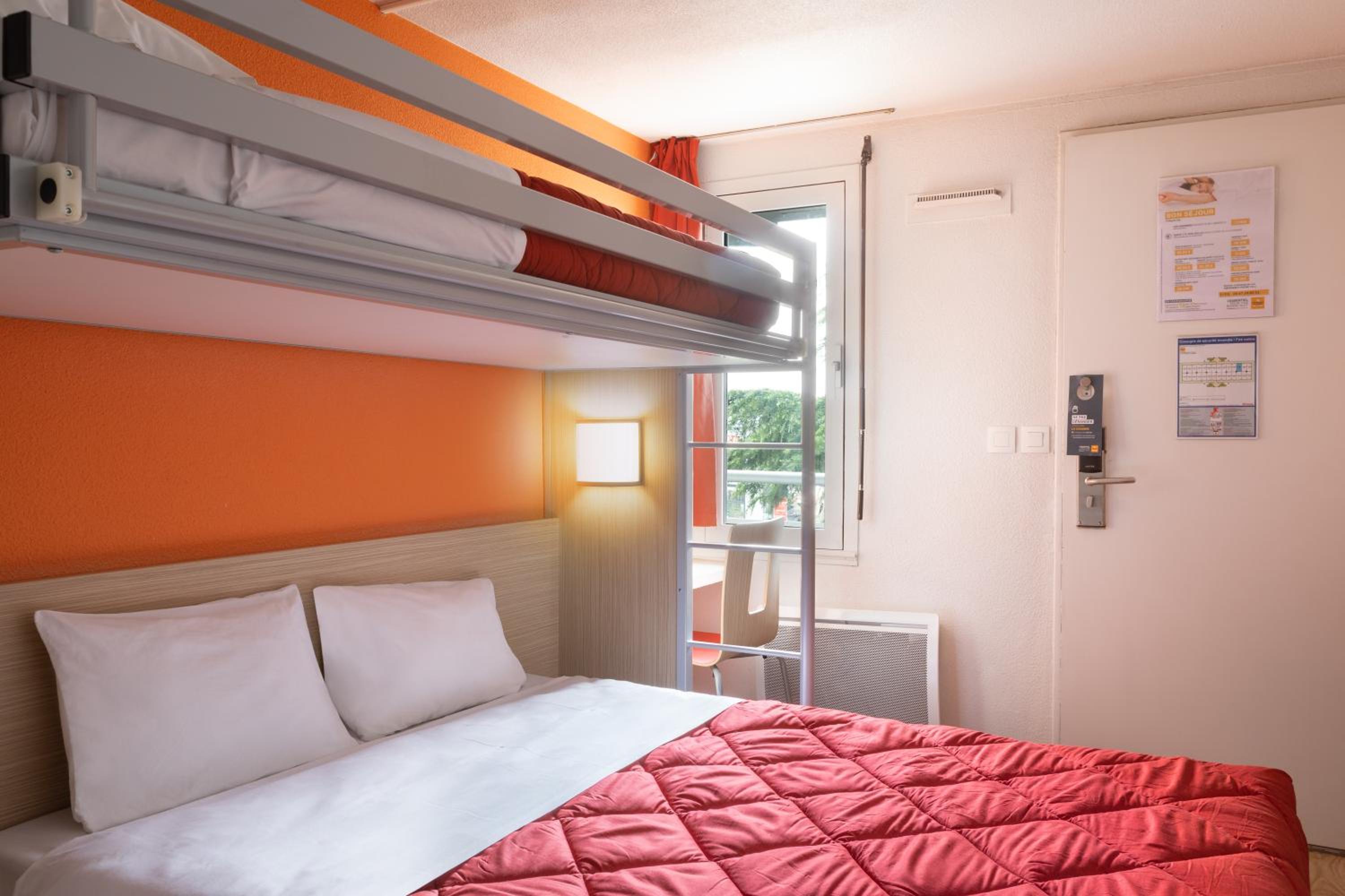 Triple Room (1 Double Bed + 1 Single Bed) - Photo 2