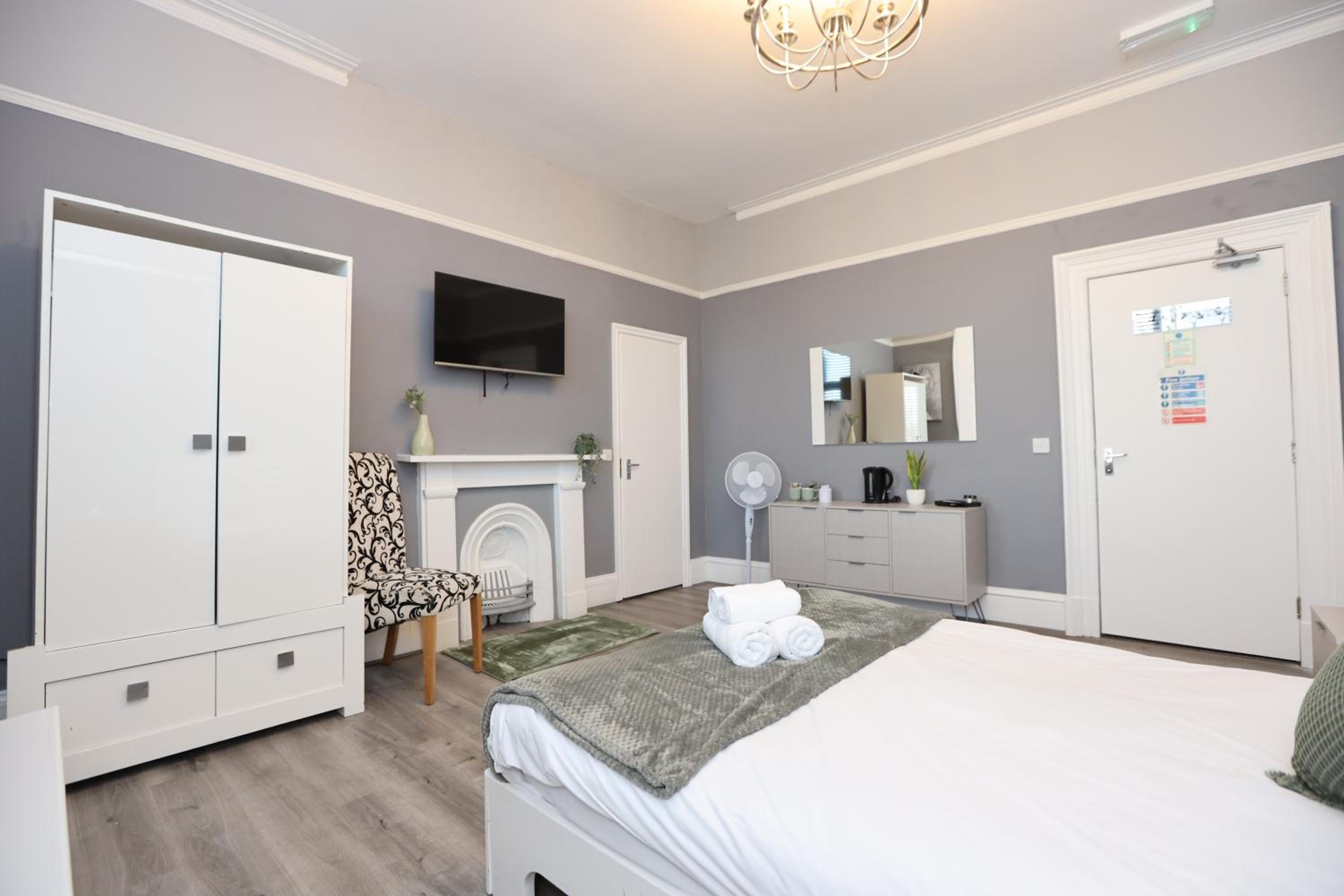 Double Room with Private Bathroom - Photo 2