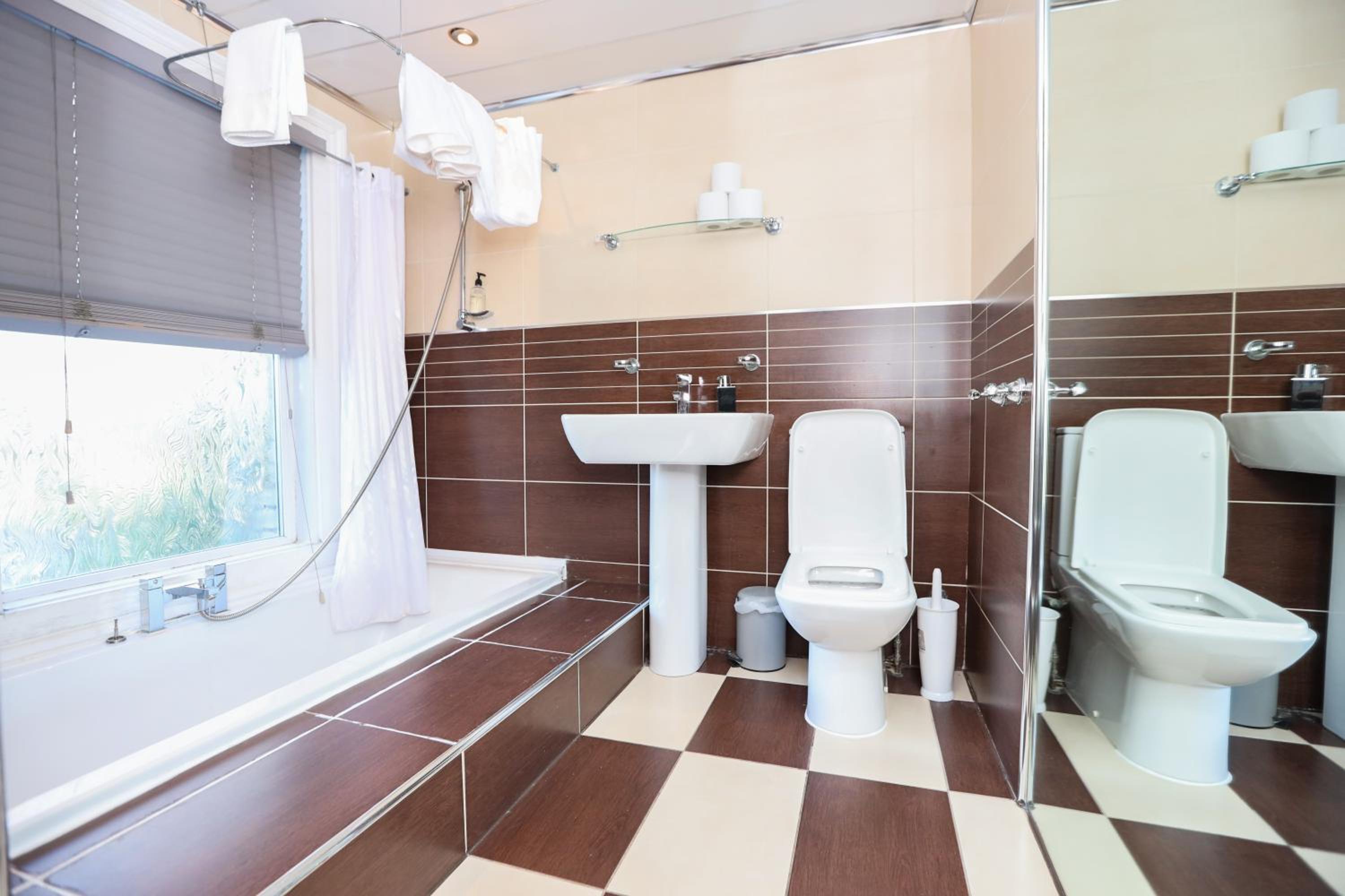 Double Room with Private Bathroom - Photo 8