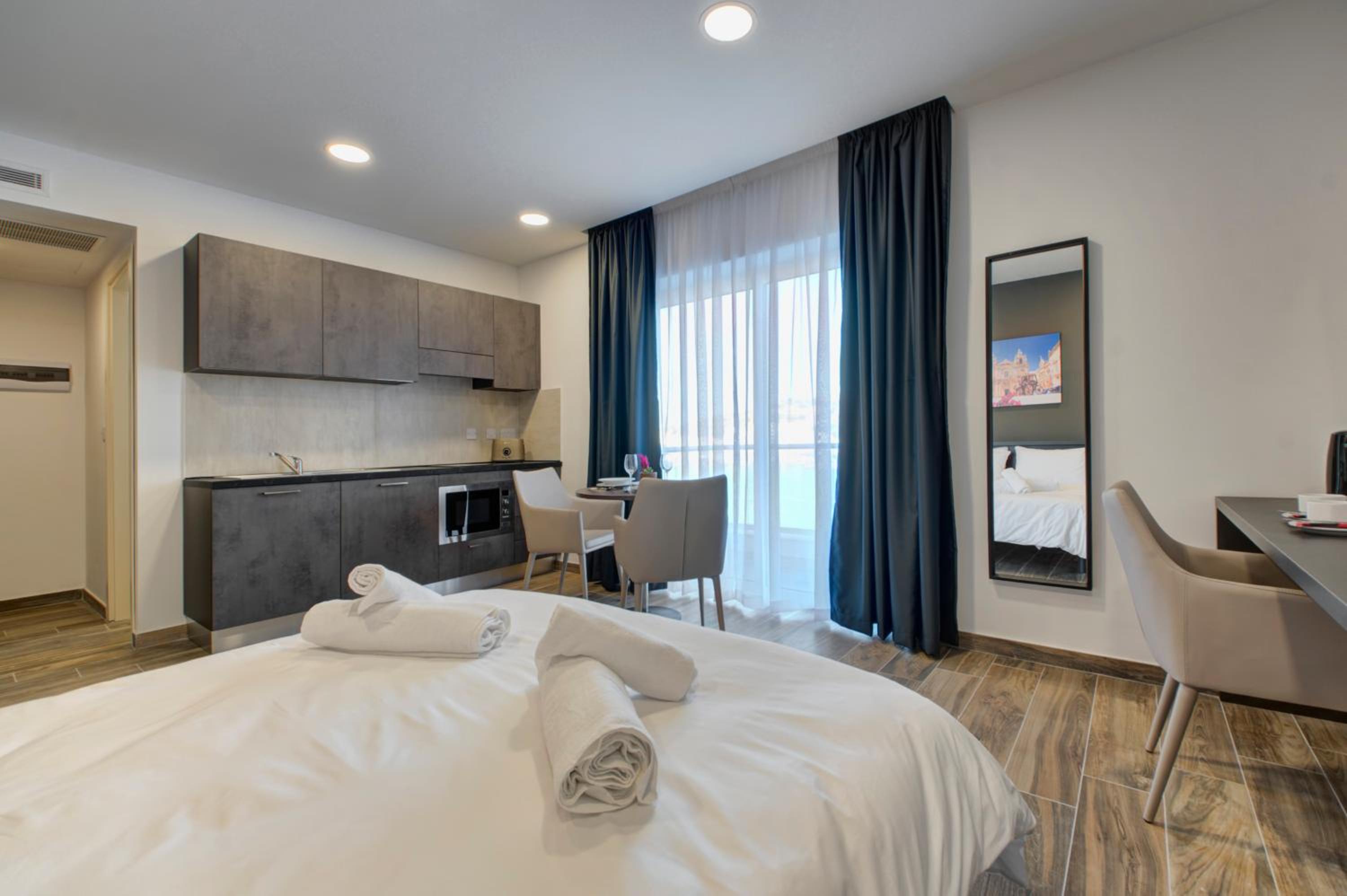 Deluxe Double Room with Balcony and Sea View