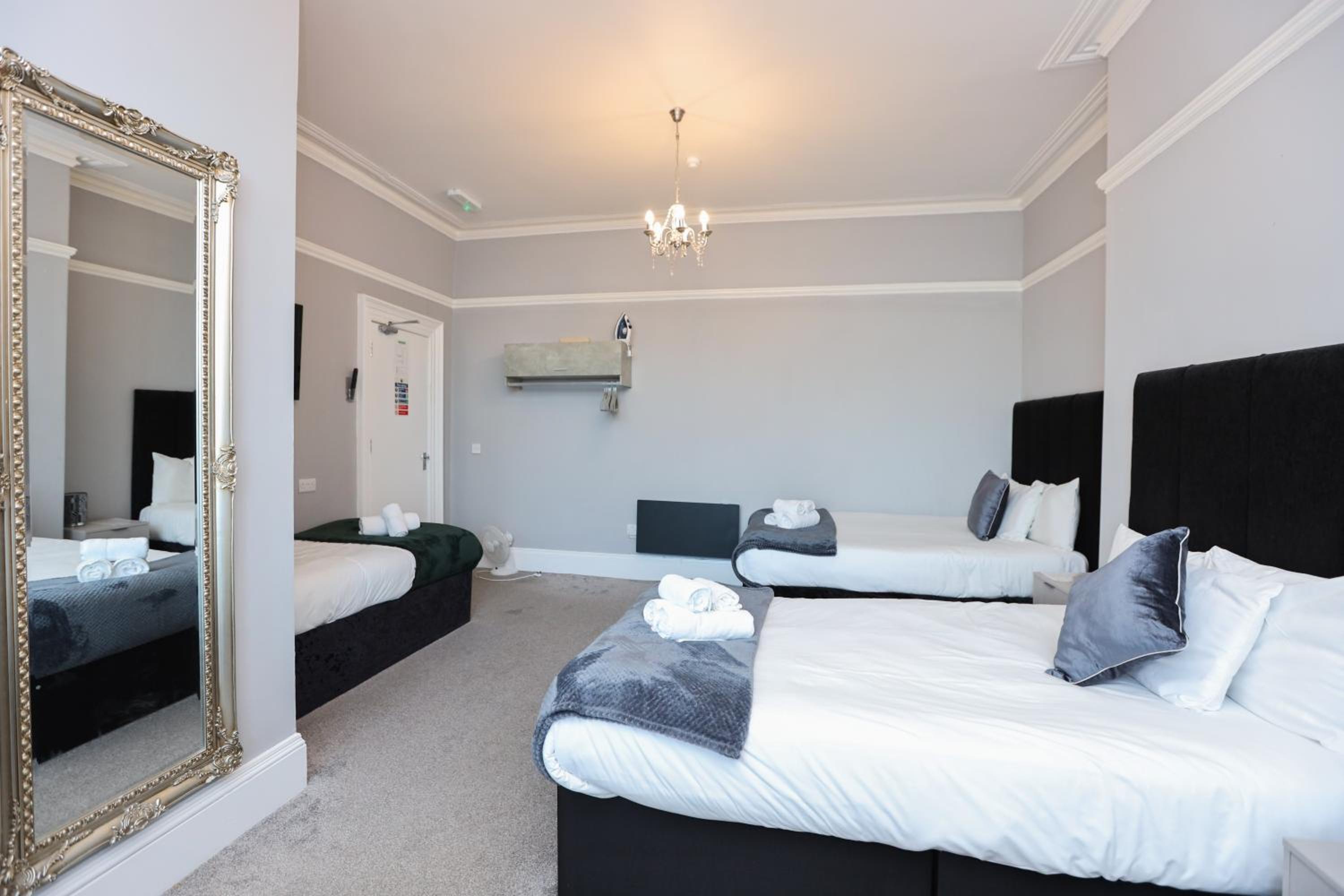 Executive Suite - Photo 9