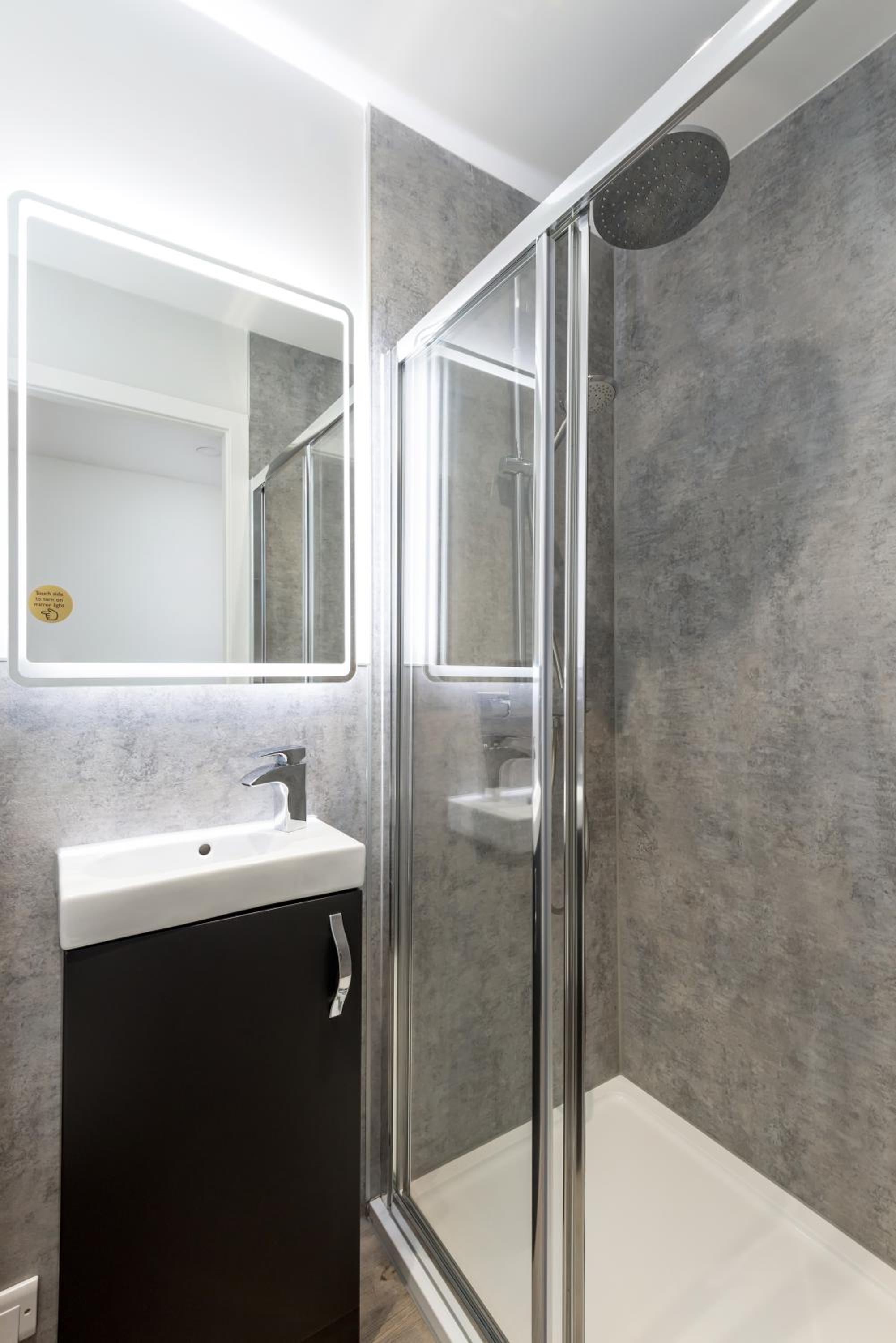 Budget Double Room - Photo 10