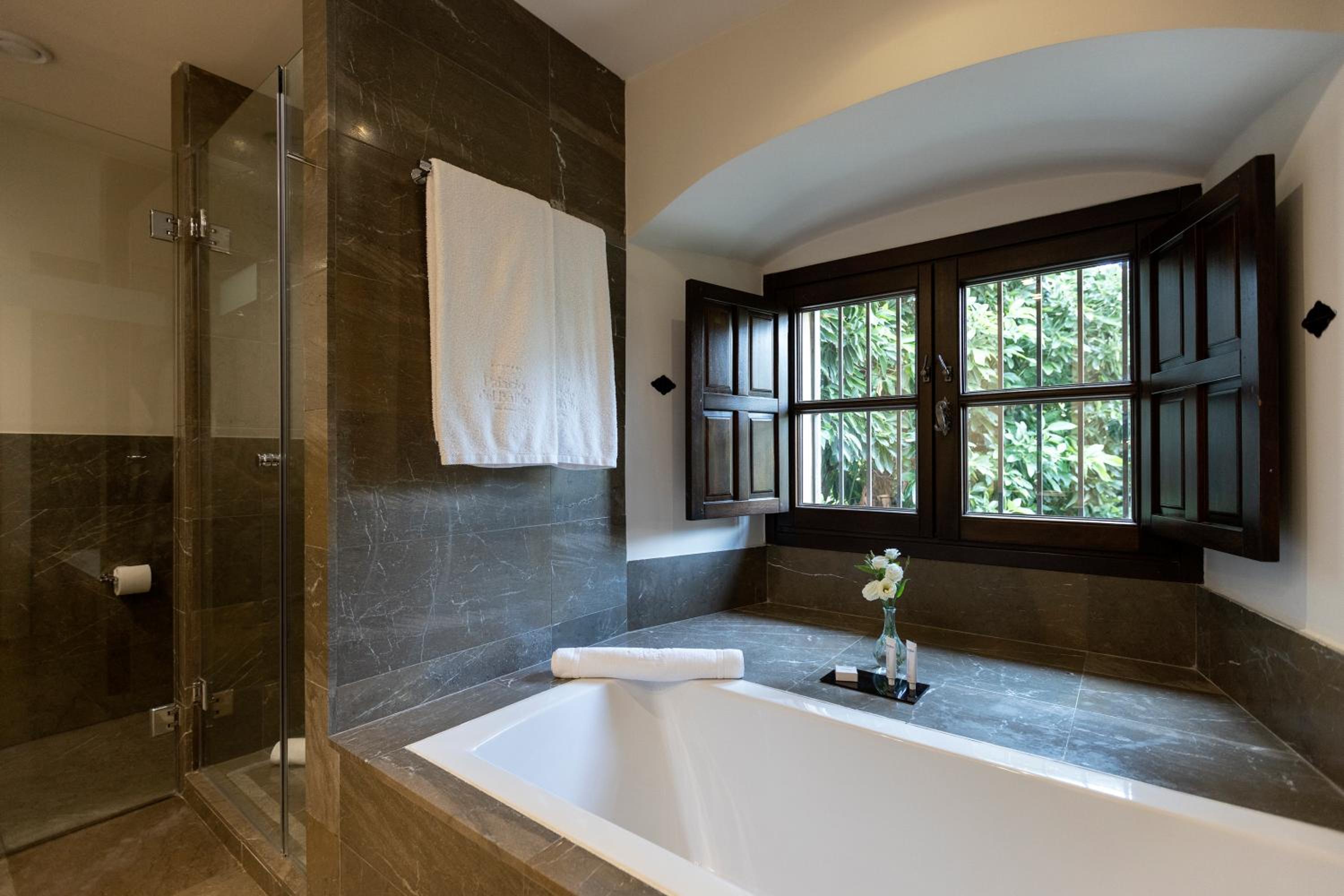 King Room with Garden View - Photo 11