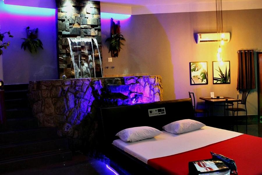 Suite with Hot Tub - Photo 1