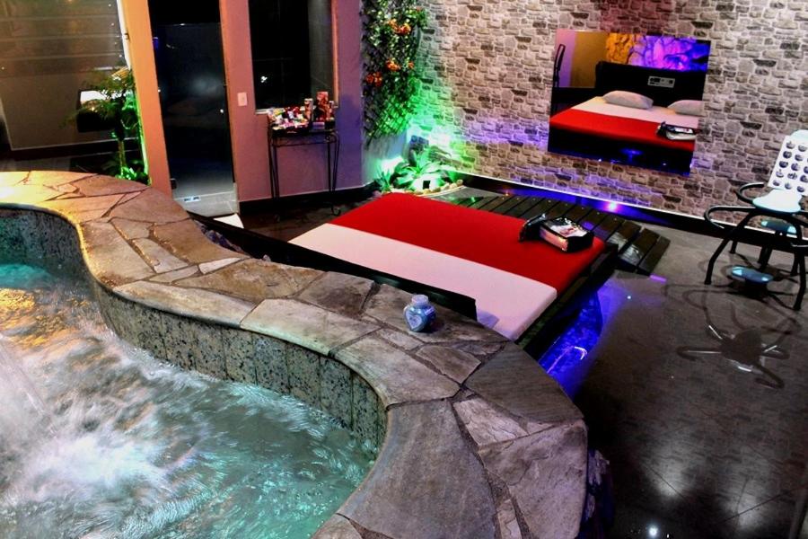 Suite with Hot Tub - Photo 2
