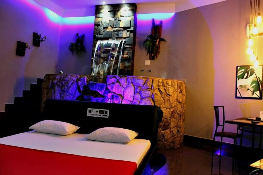 Suite with Hot Tub - Photo 4