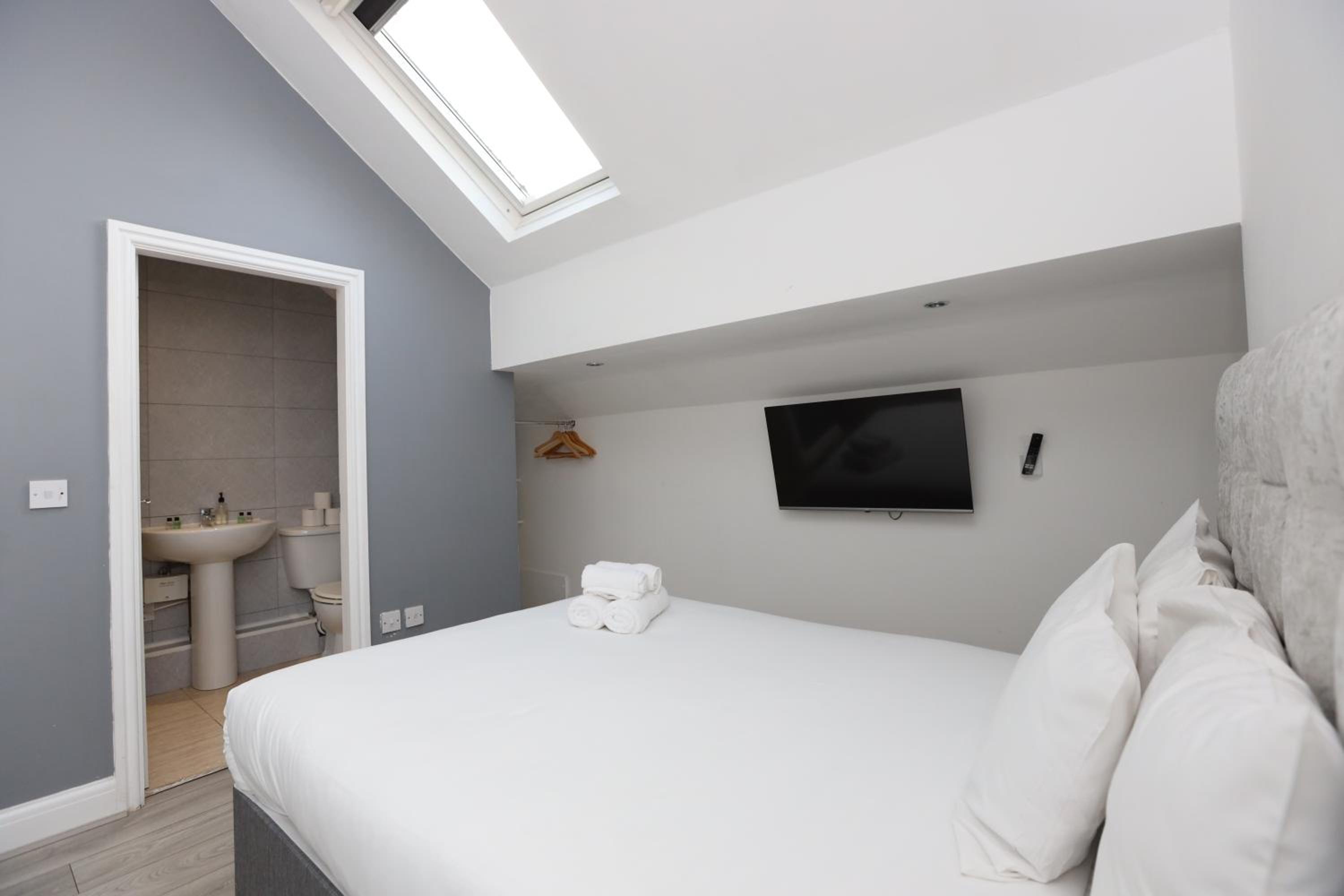 Quadruple Room with Private Bathroom - Photo 11