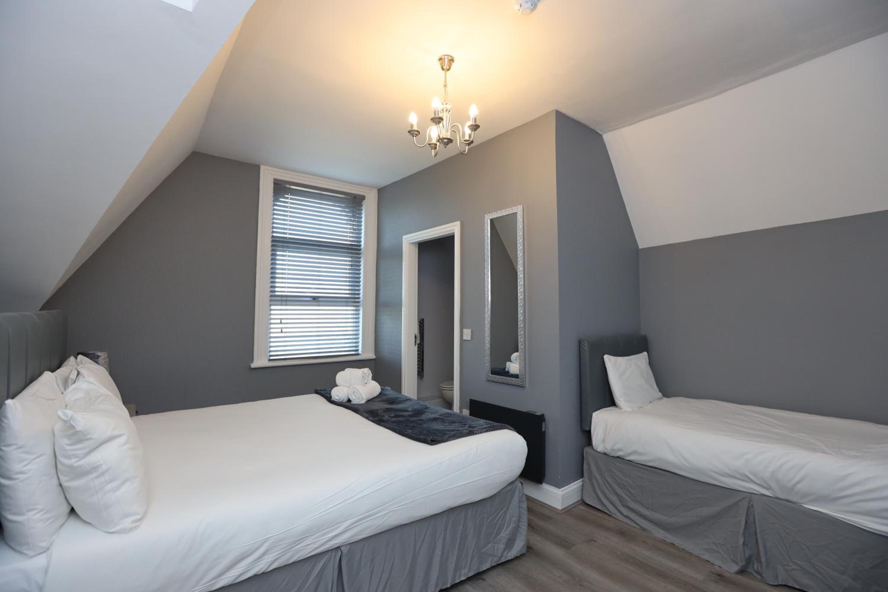 Triple Room with Private Bathroom - Photo 2