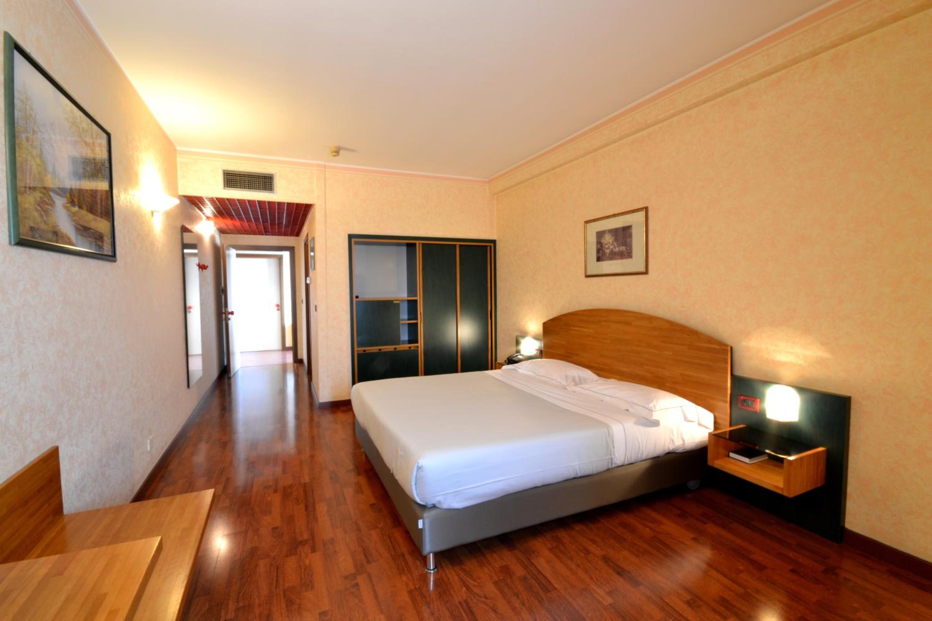 Triple Room - Photo 9