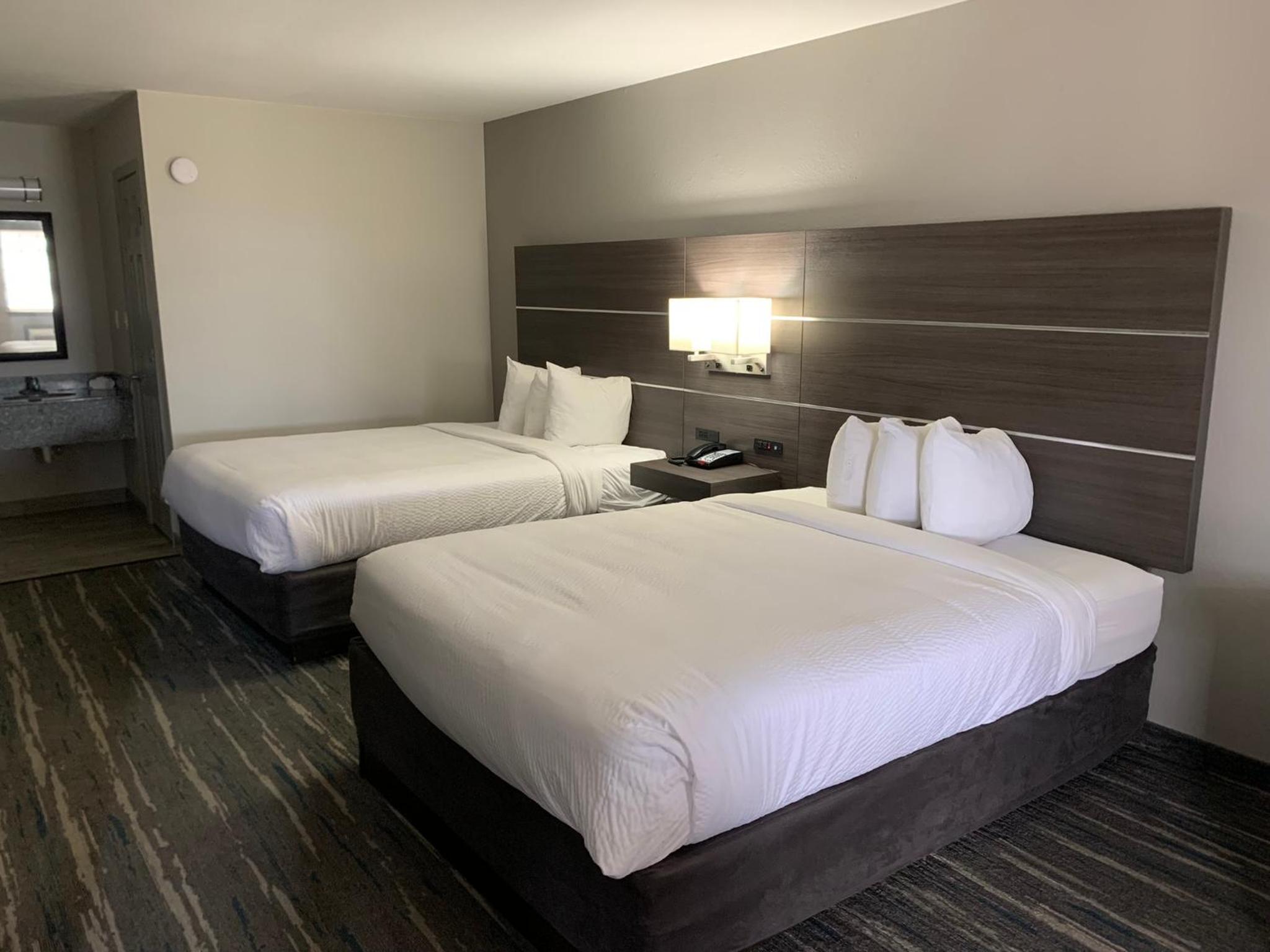 Queen Room with Two Queen Beds - Non-Smoking - Photo 5