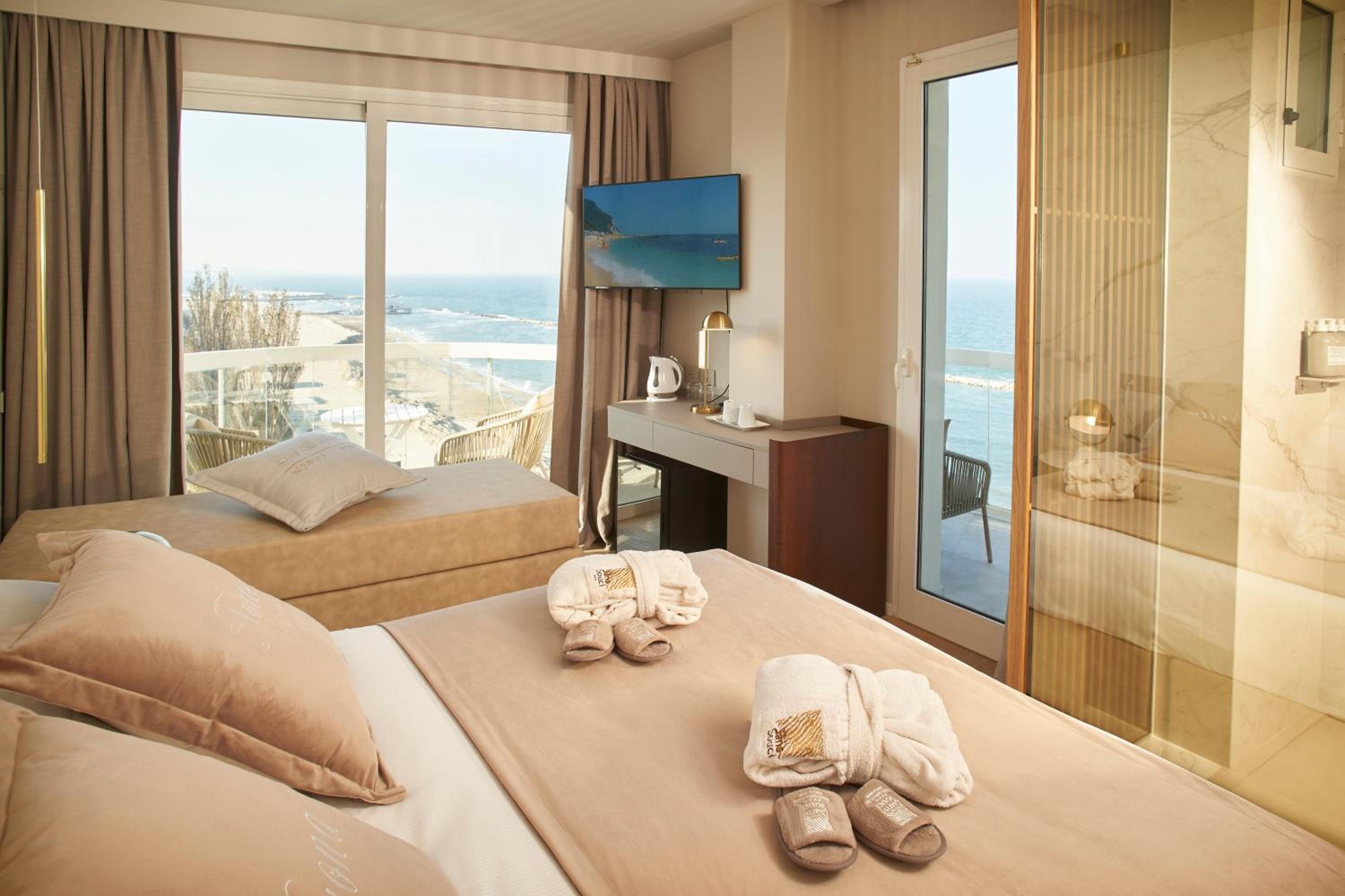 Junior Suite with Sea View - Photo 1