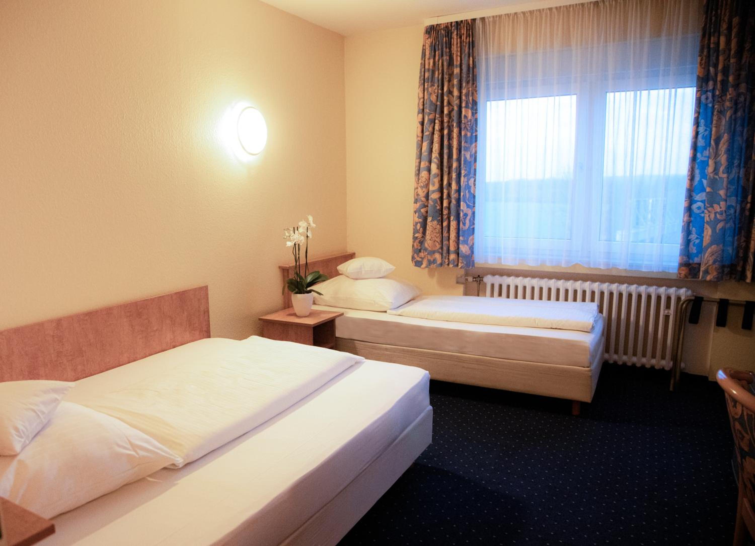 Standard Twin Room - Photo 1