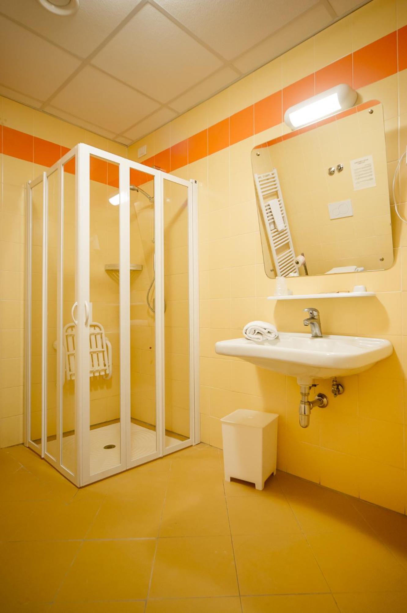 Family Room - Disability Access - Photo 2