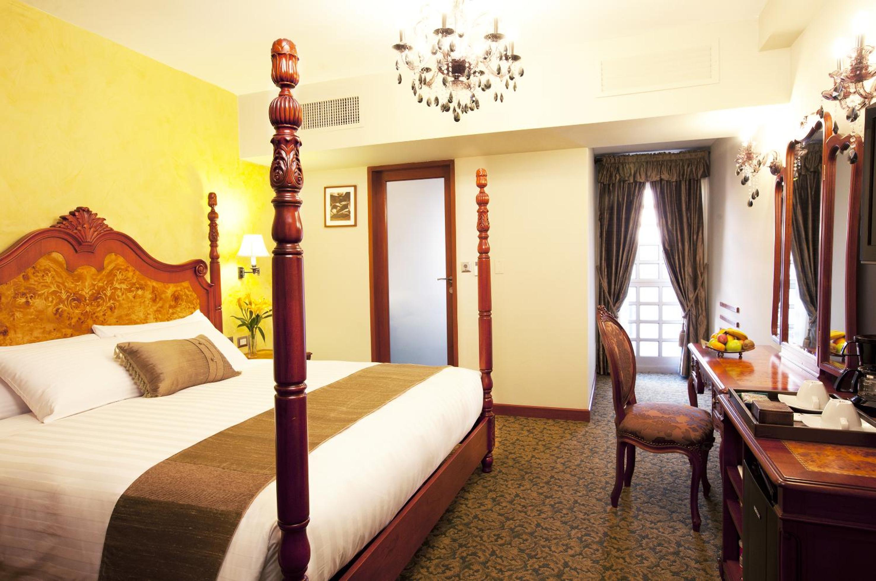 Classic Room with Hall View - 1 King Bed - Photo 2