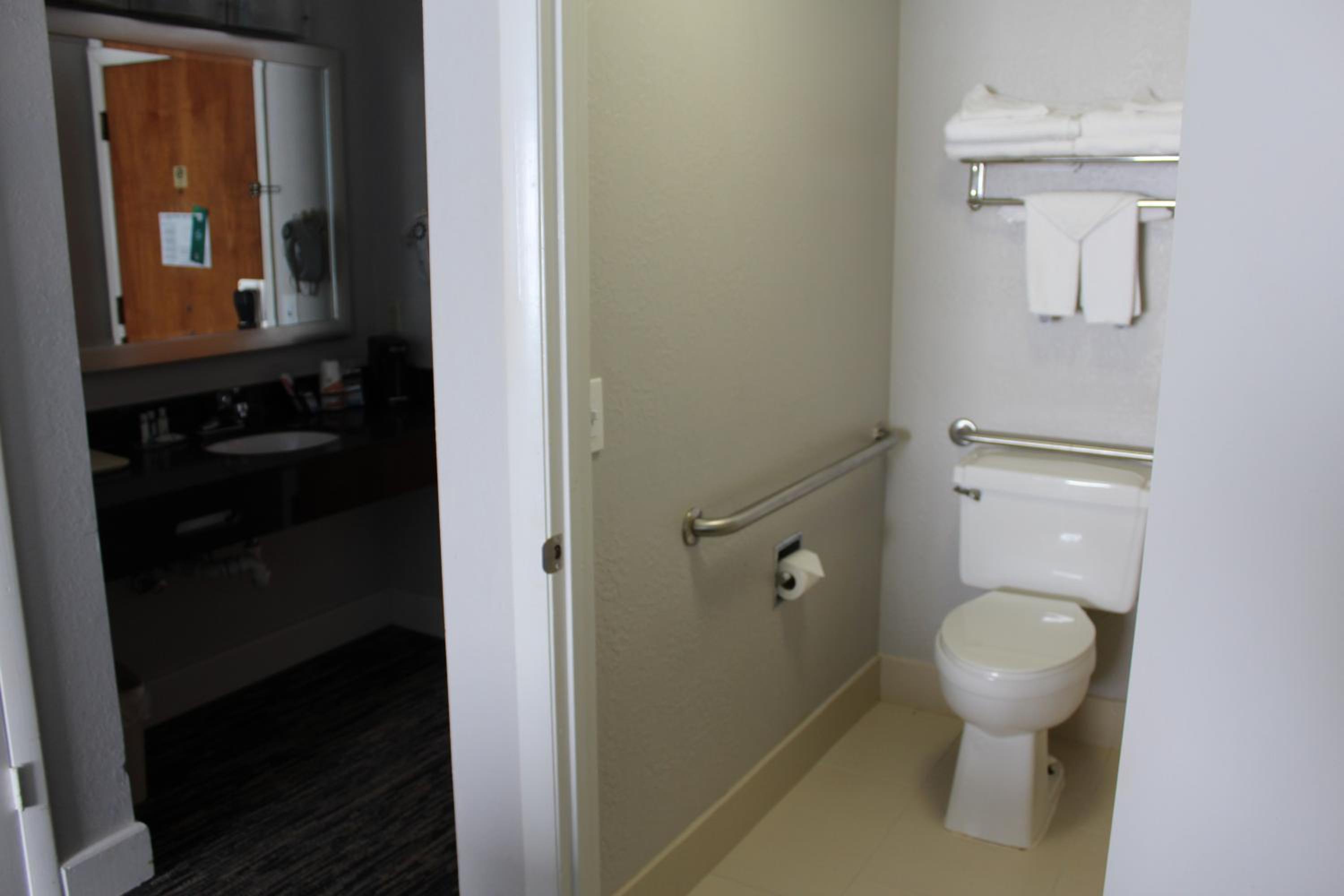King Room - Accessible/Non-Smoking - Photo 2