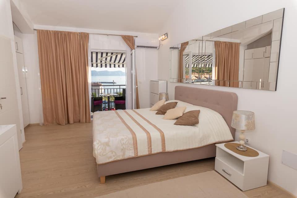 Deluxe Queen Studio 