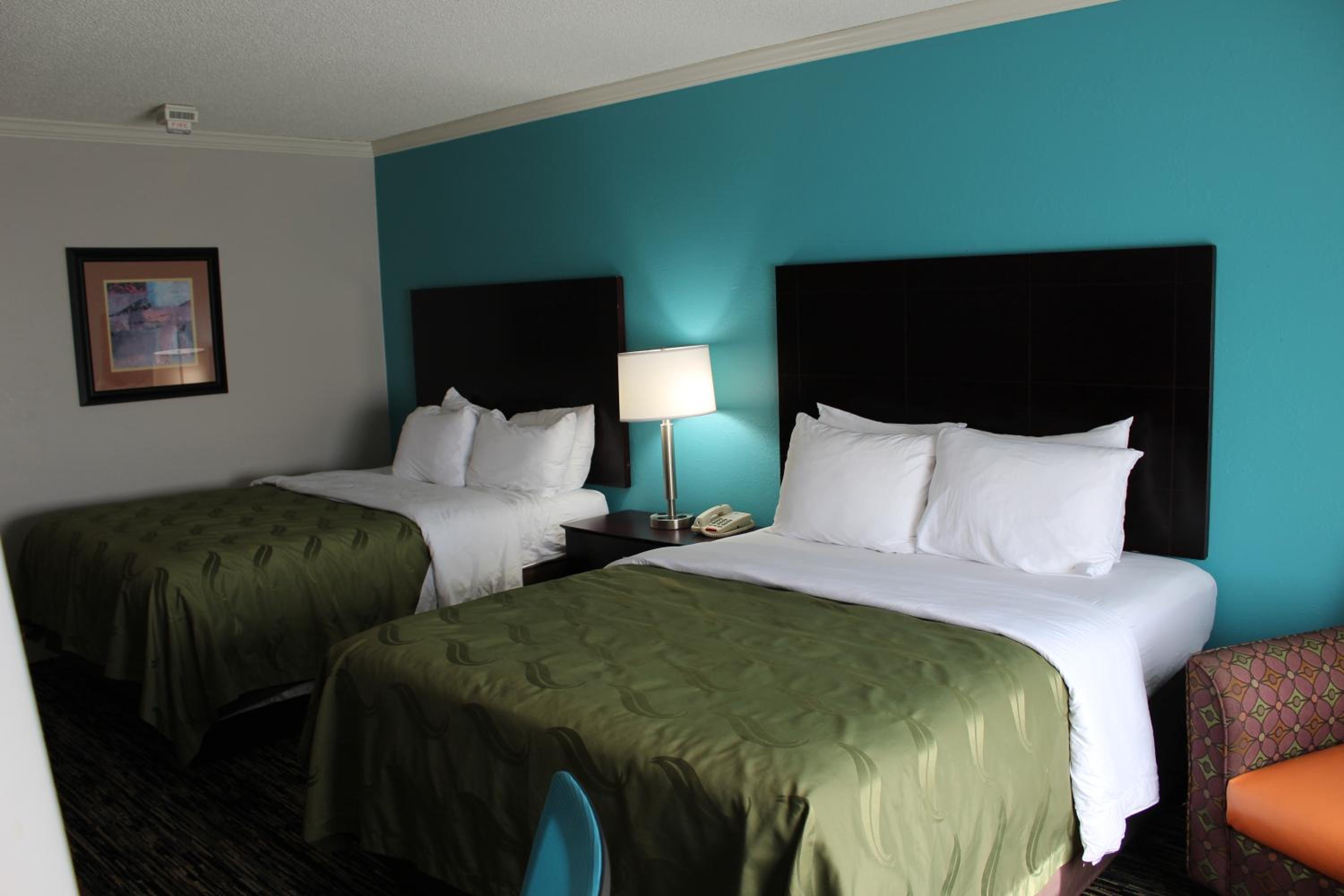 Queen Room with Two Queen Beds - Photo 4