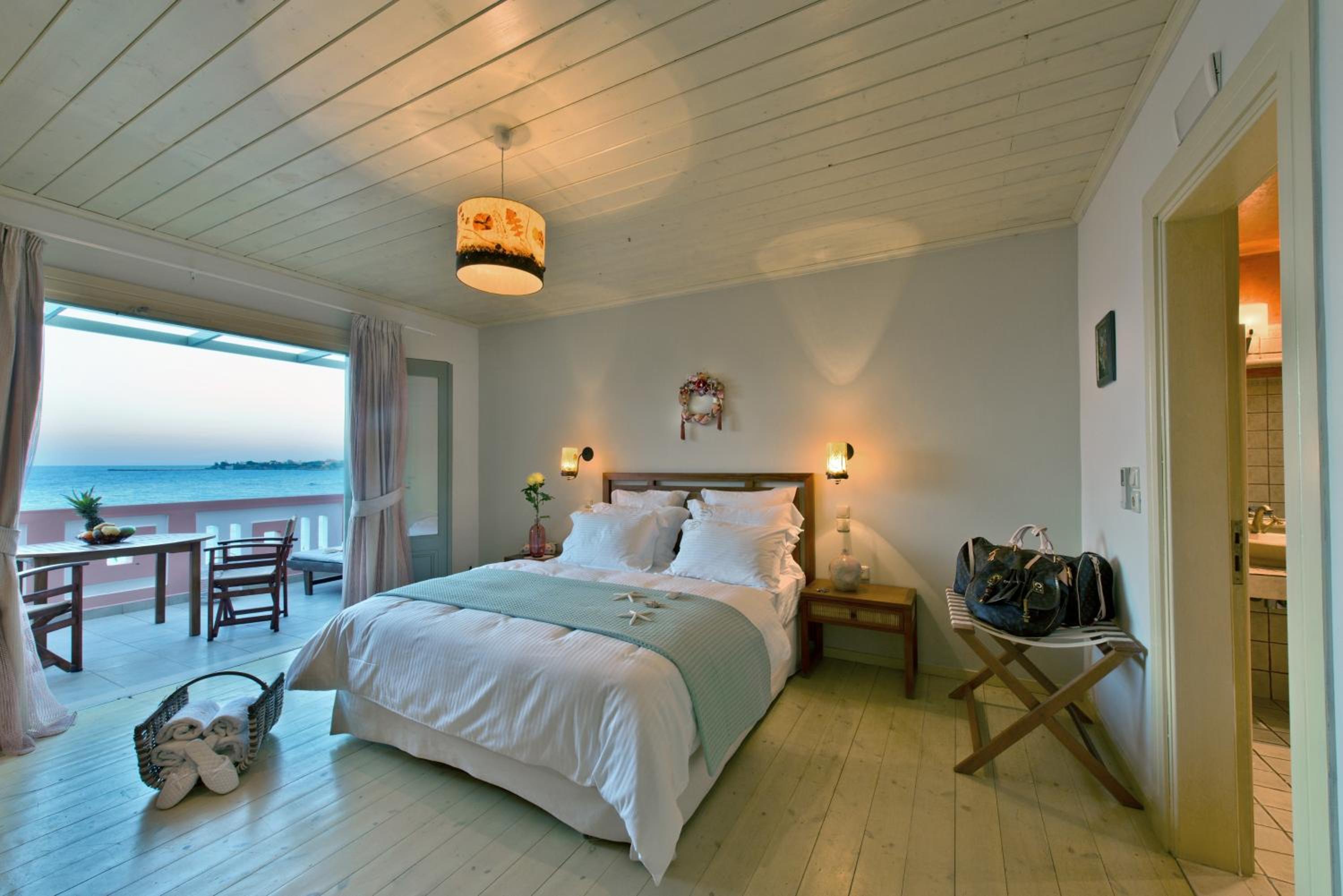 Deluxe Two-Bedroom Beachfront View Suite photo 3