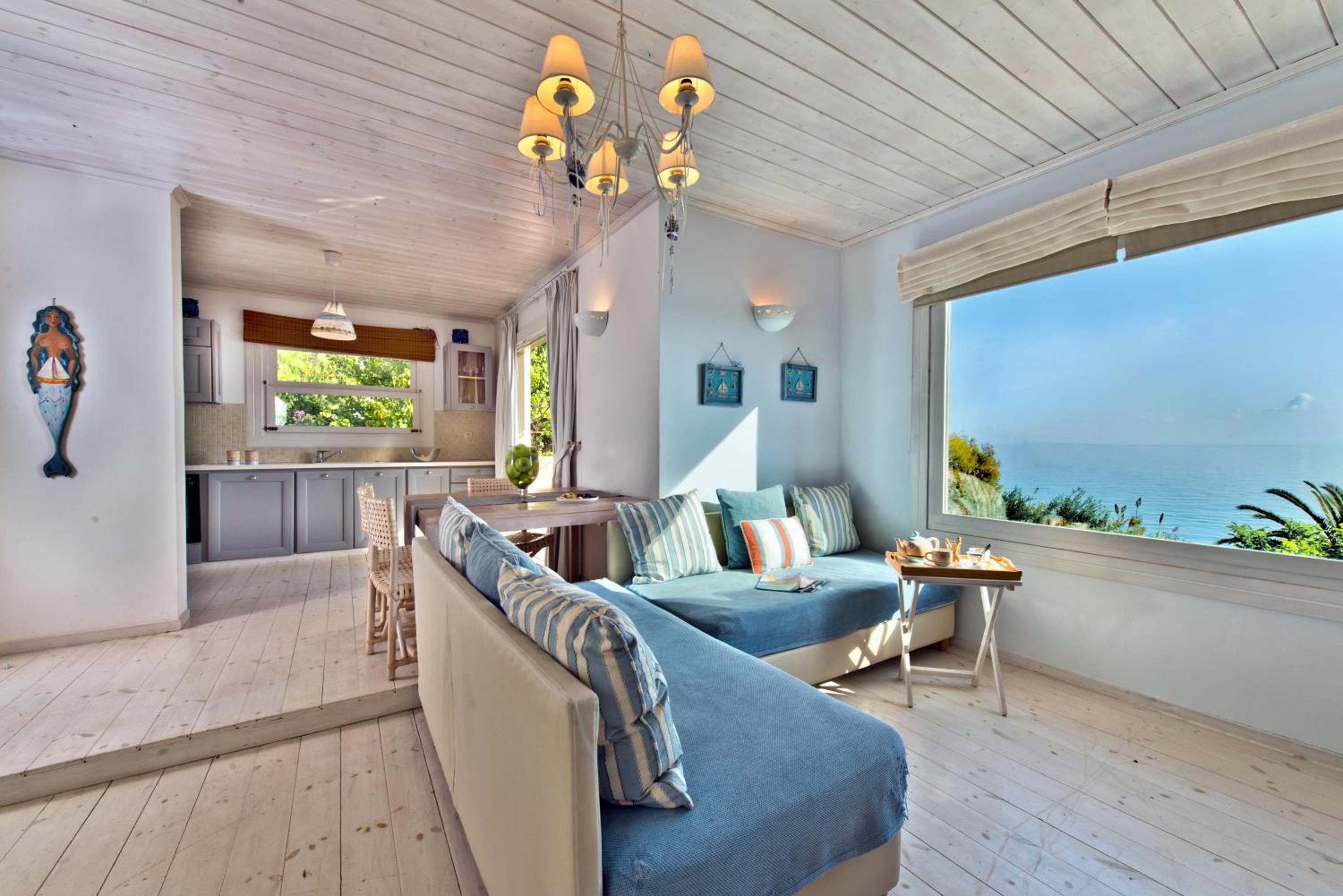 Deluxe Beachfront View Suite - Photo 8