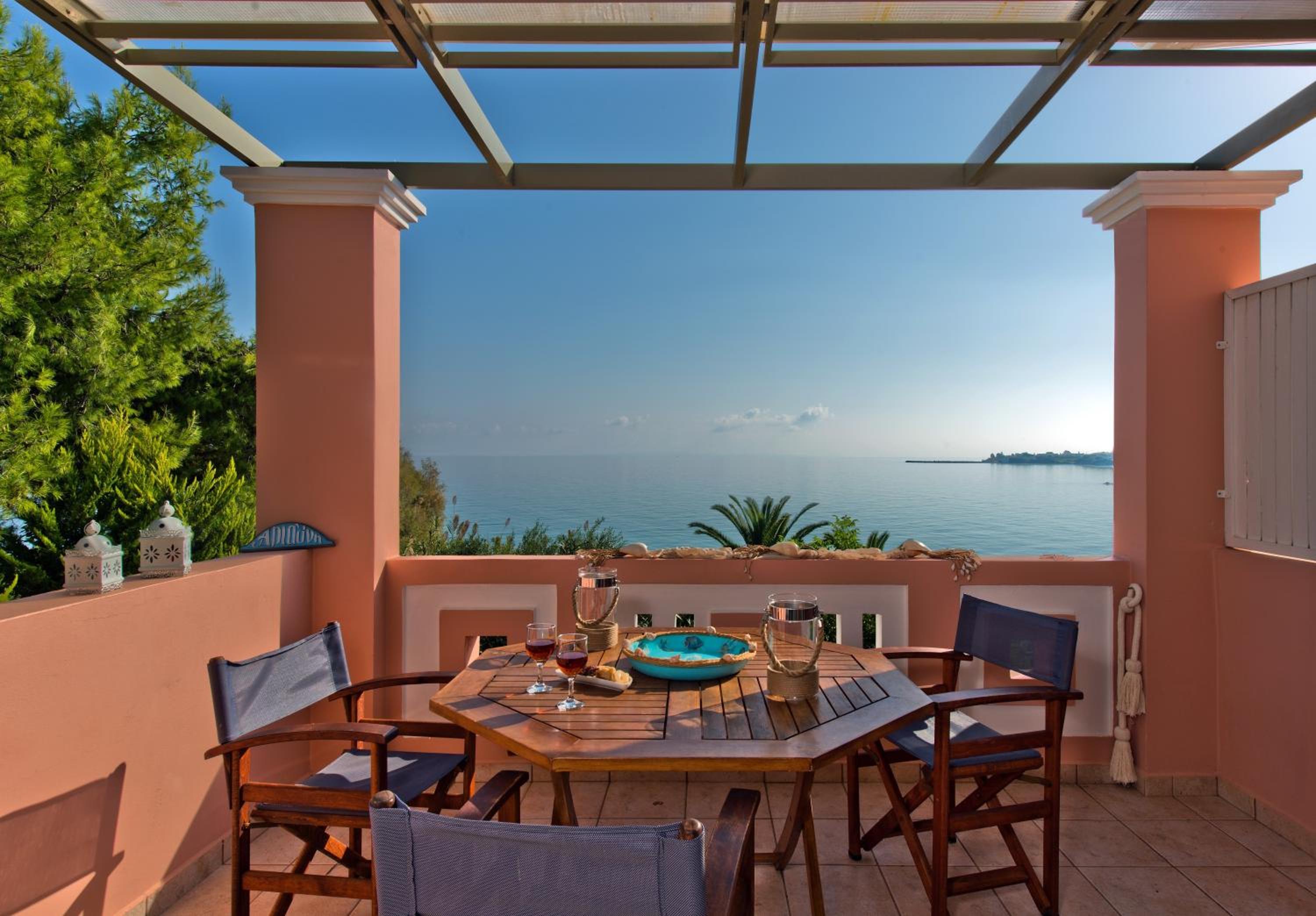 Deluxe Beachfront View Suite - Photo 9