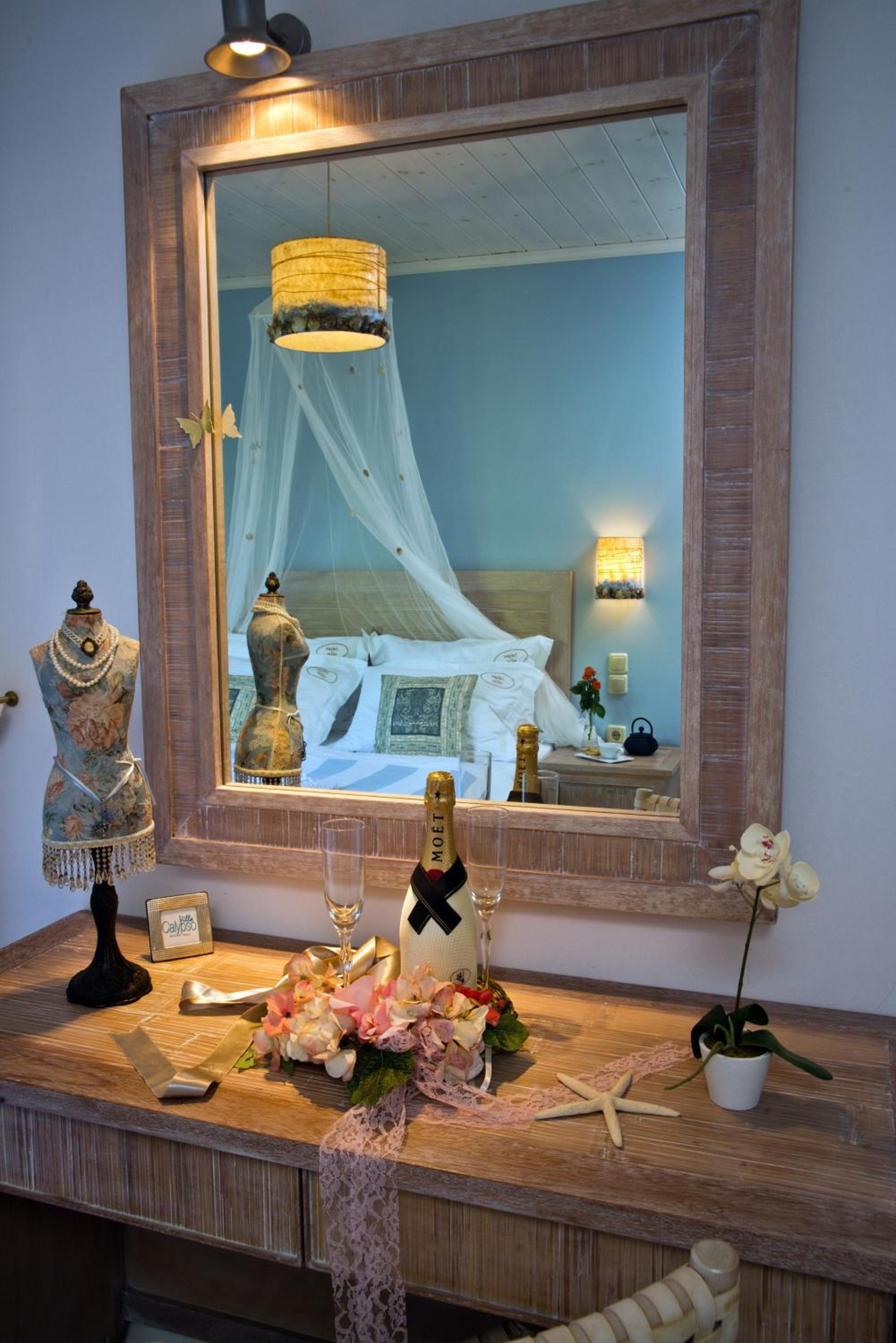 Deluxe Beachfront View Suite - Photo 13